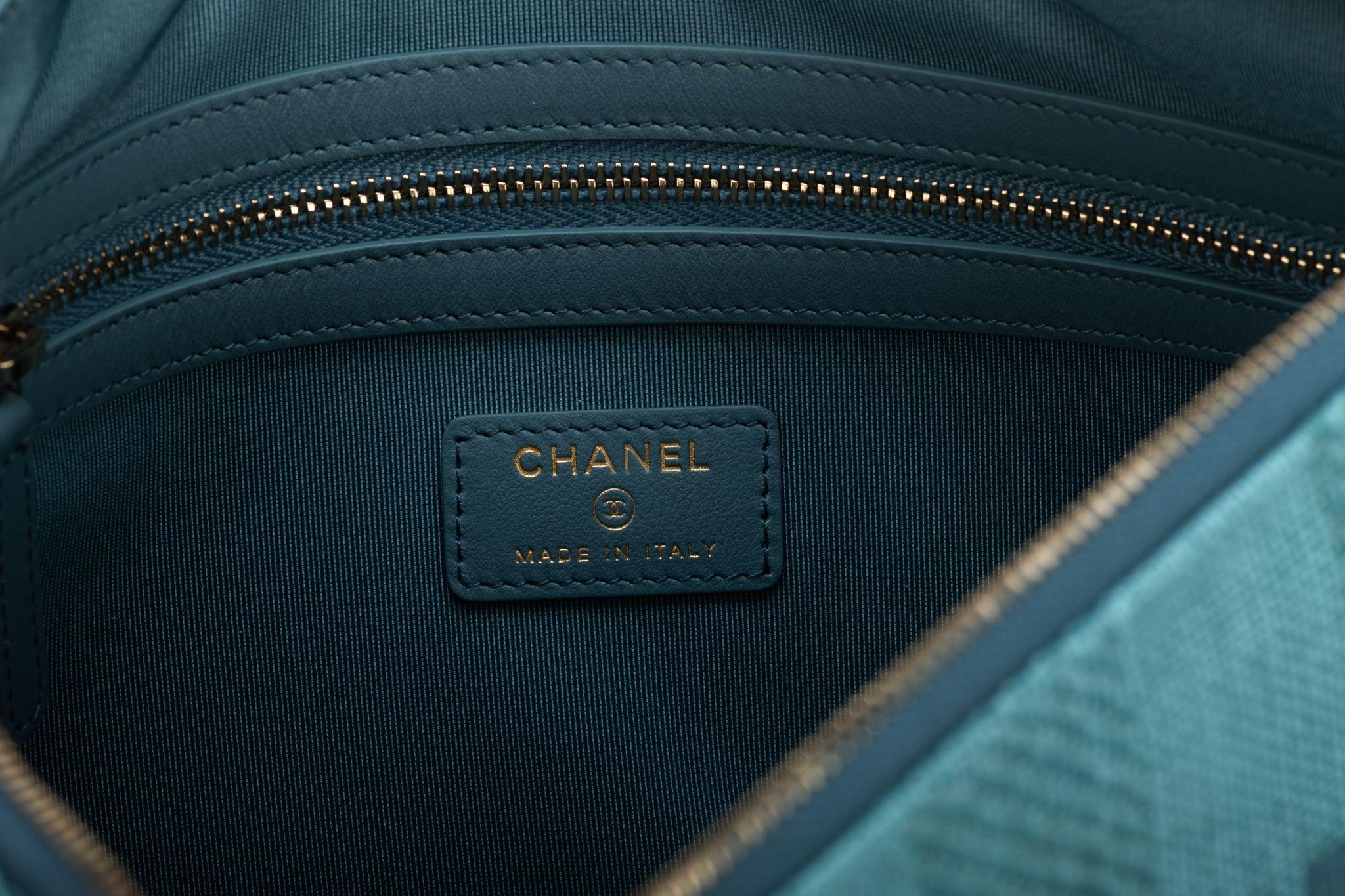 Pochette Deauville rayée bleu turquoise Chanel, Neuve en vente 1
