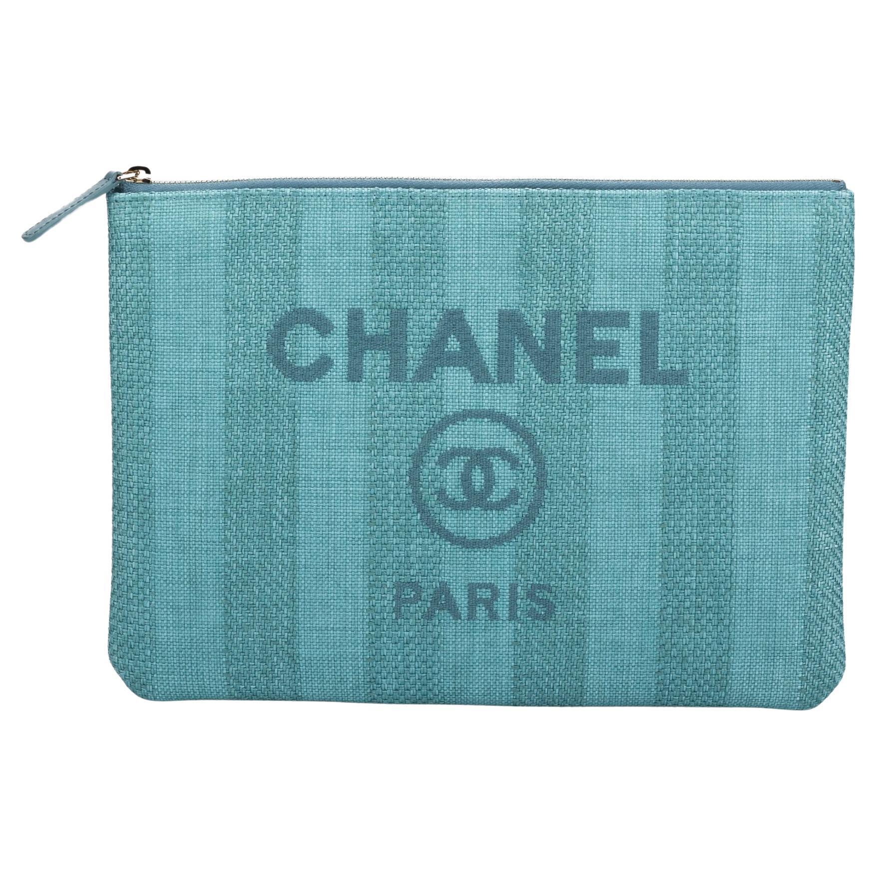 Pochette Deauville rayée bleu turquoise Chanel, Neuve en vente