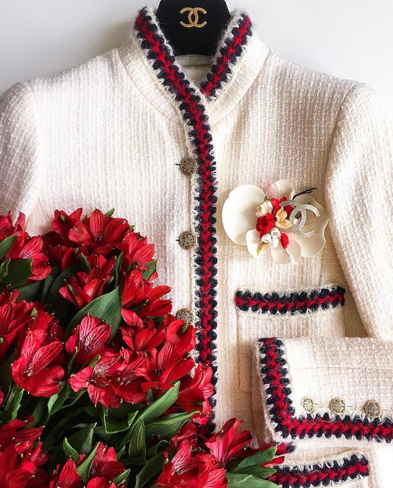 Chanel New Super Rare Collectible Little White Jacket 42 FR In New Condition In Dubai, AE