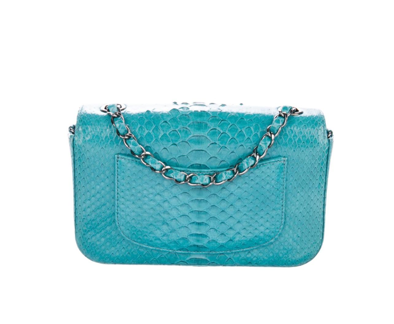 Chanel NUEVO Bolso pequeño con solapa de piel de serpiente azul turquesa en caja

Python
Herrajes en tono plateado
Forro de cuero
Cierre giratorio 
Código de fecha presente
Caída de la correa del hombro 22,5
Mide 8
