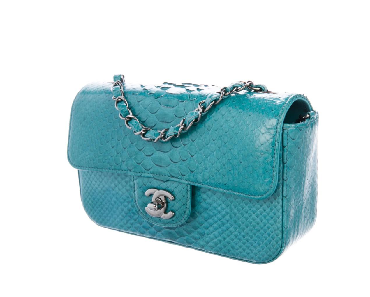 Chanel NUEVO Bolso con solapa de hombro pequeño en piel de serpiente azul turquesa plateada de noche en Nuevo estado para la venta en Chicago, IL