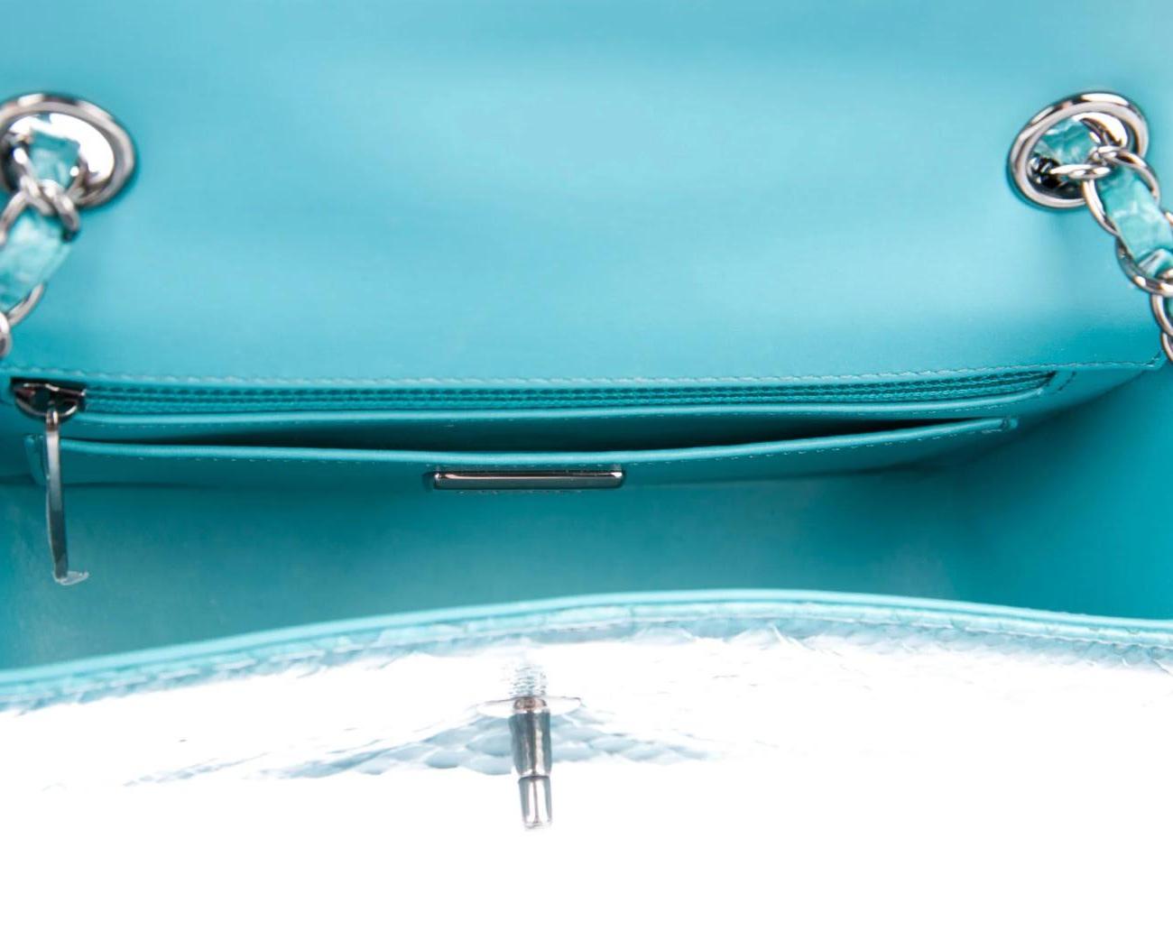 De las mujeres Chanel NUEVO Bolso con solapa de hombro pequeño en piel de serpiente azul turquesa plateada de noche en venta
