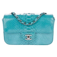 Chanel NUEVO Bolso con solapa de hombro pequeño en piel de serpiente azul turquesa plateada de noche