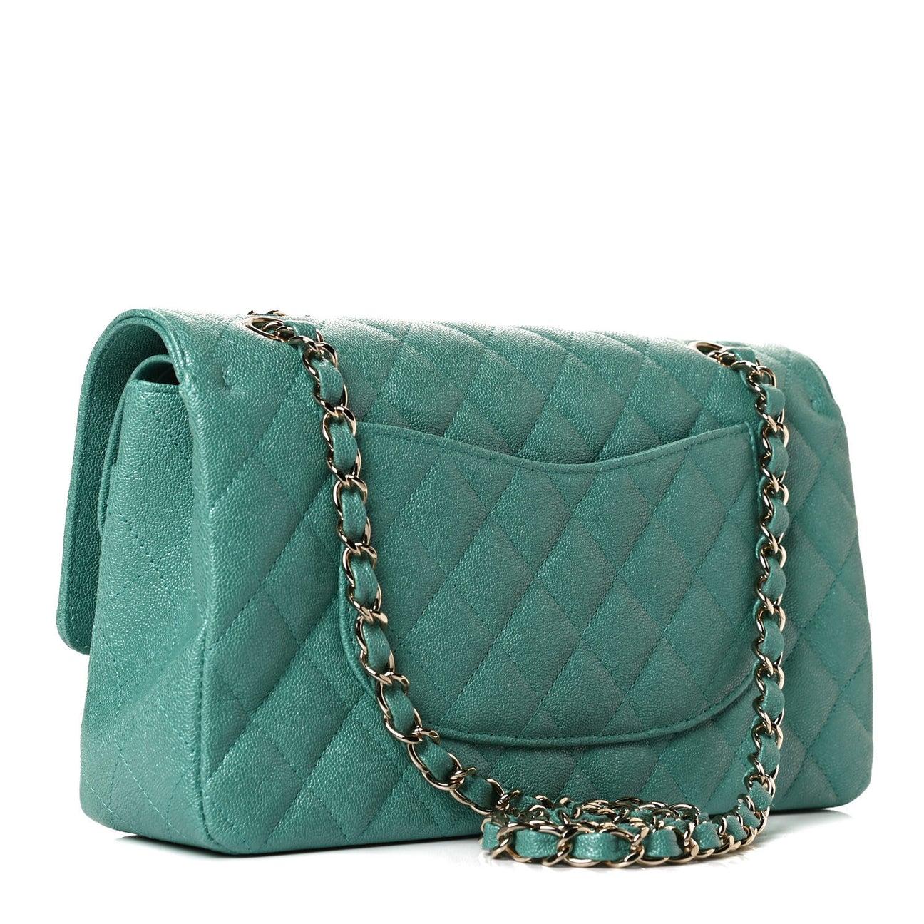 CHANEL NUEVO Bolso con solapa mediano de piel de caviar metalizada verde azulado dorado Azul en venta
