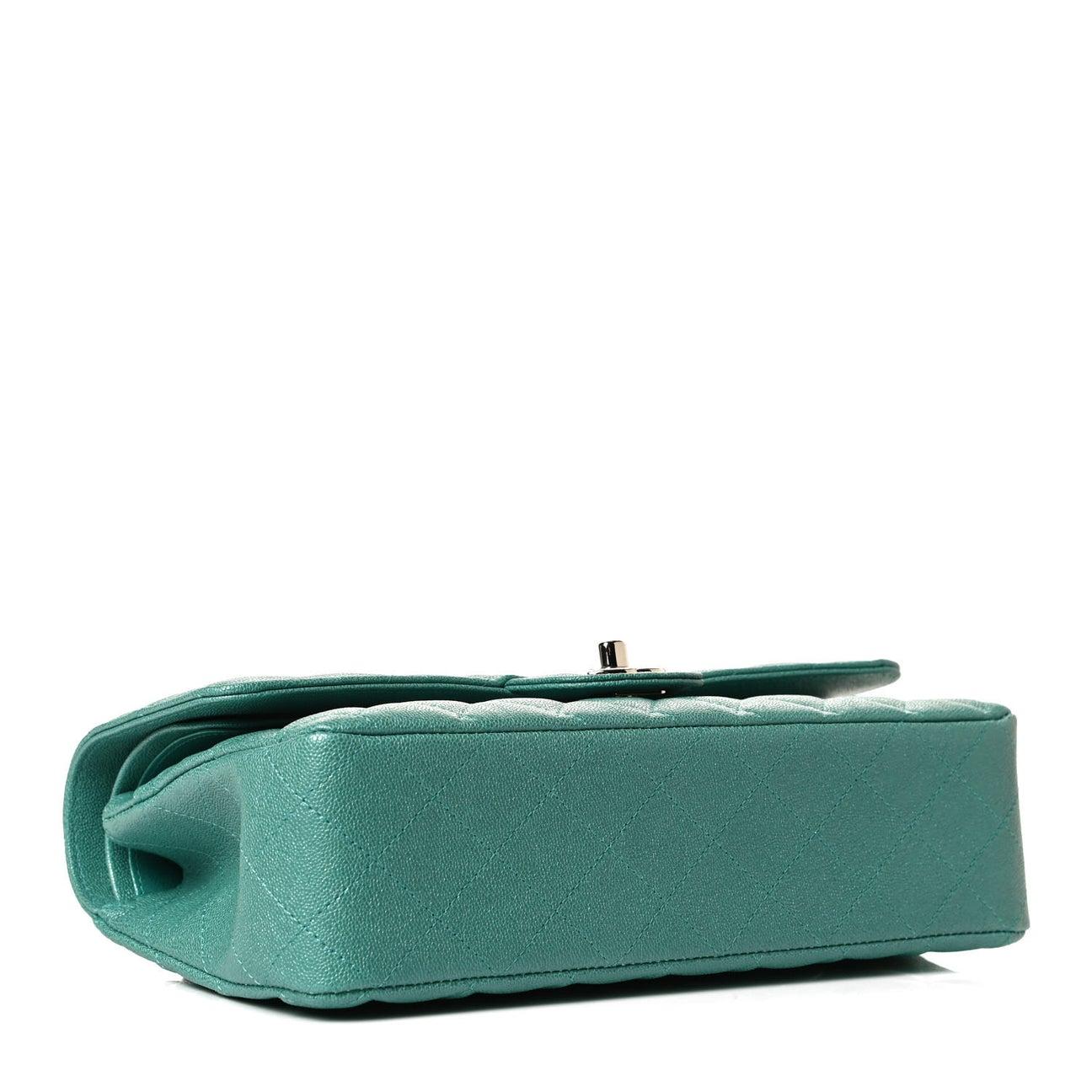 CHANEL NUEVO Bolso con solapa mediano de piel de caviar metalizada verde azulado dorado en Nuevo estado para la venta en Chicago, IL