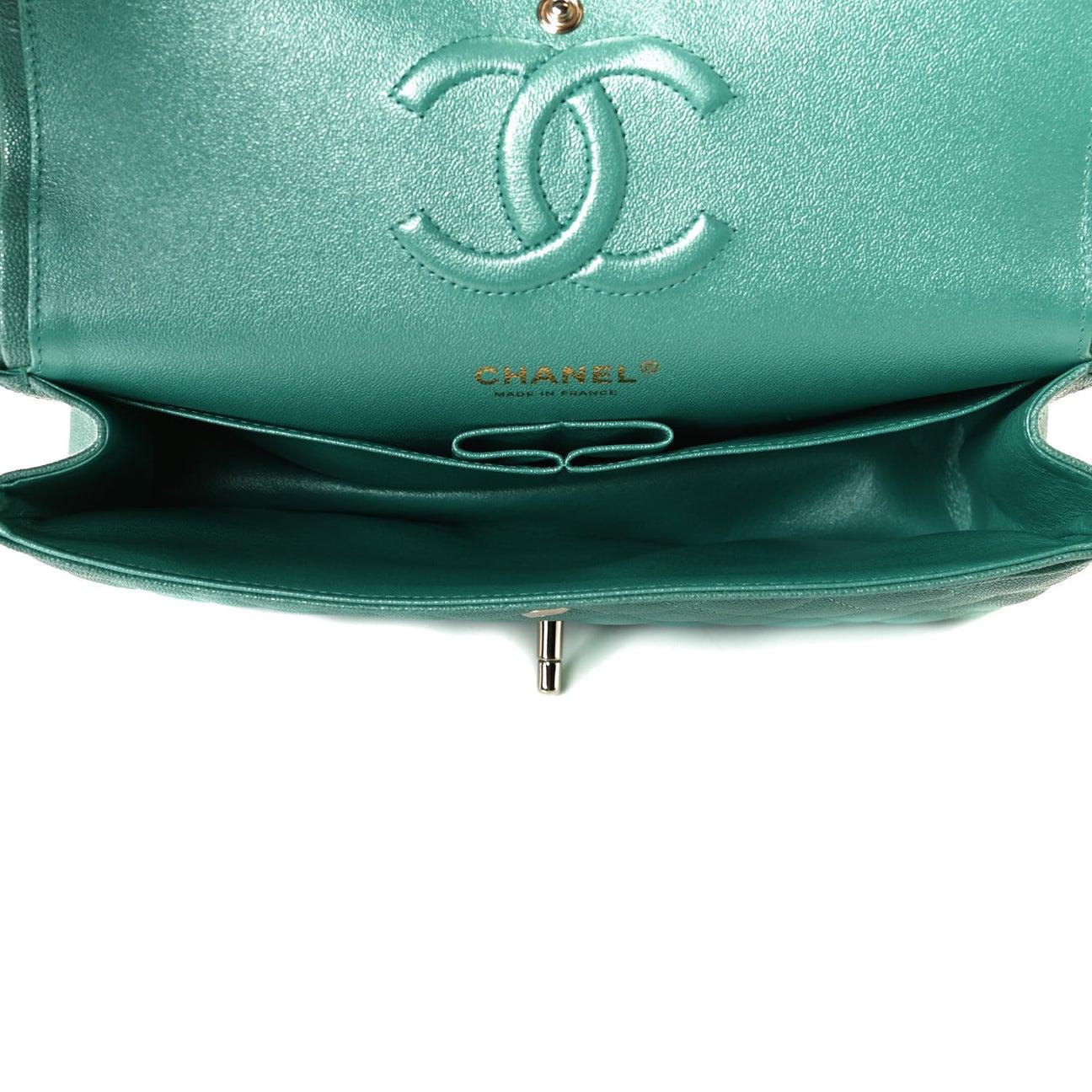 De las mujeres CHANEL NUEVO Bolso con solapa mediano de piel de caviar metalizada verde azulado dorado en venta