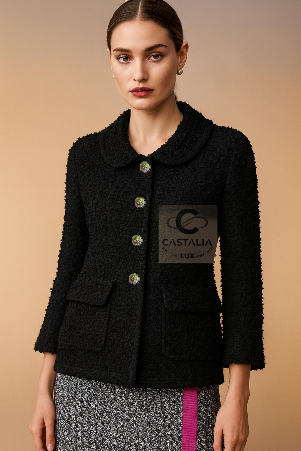 Chanel Giacca senza tempo in bouclé nero

 ~ Un'eterna Silhouette della Maison che riappare stagione dopo stagione, 
come se Chanel stessa stesse ripetendo un gesto sacro nella liturgia della moda.

~ Questa giacca non appartiene a un solo anno, è