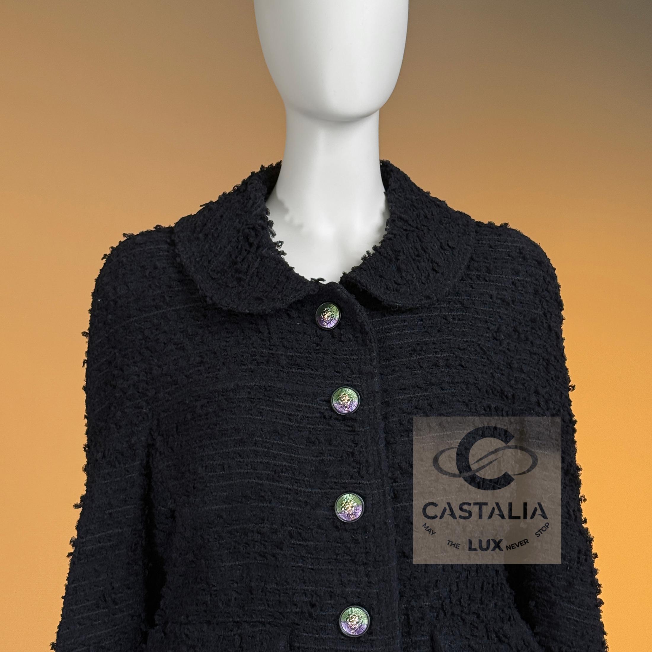 Chanel Nuova Giacca Senza Tempo in Boucle Tweed Nero 42 FR in vendita 2