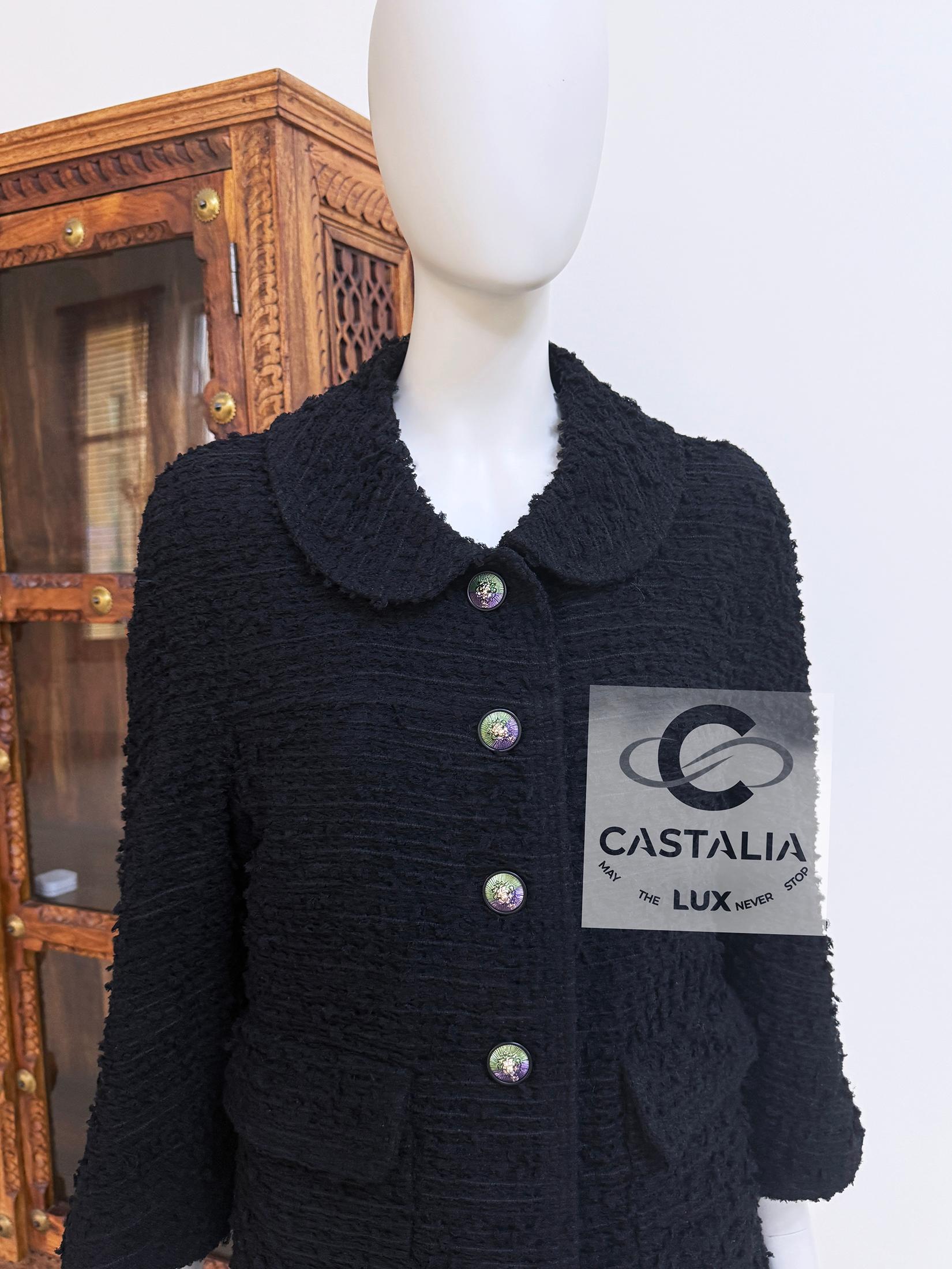 Chanel New Timeless CC Buttons Black Boucle Tweed Jacket 42 FR in vendita 1