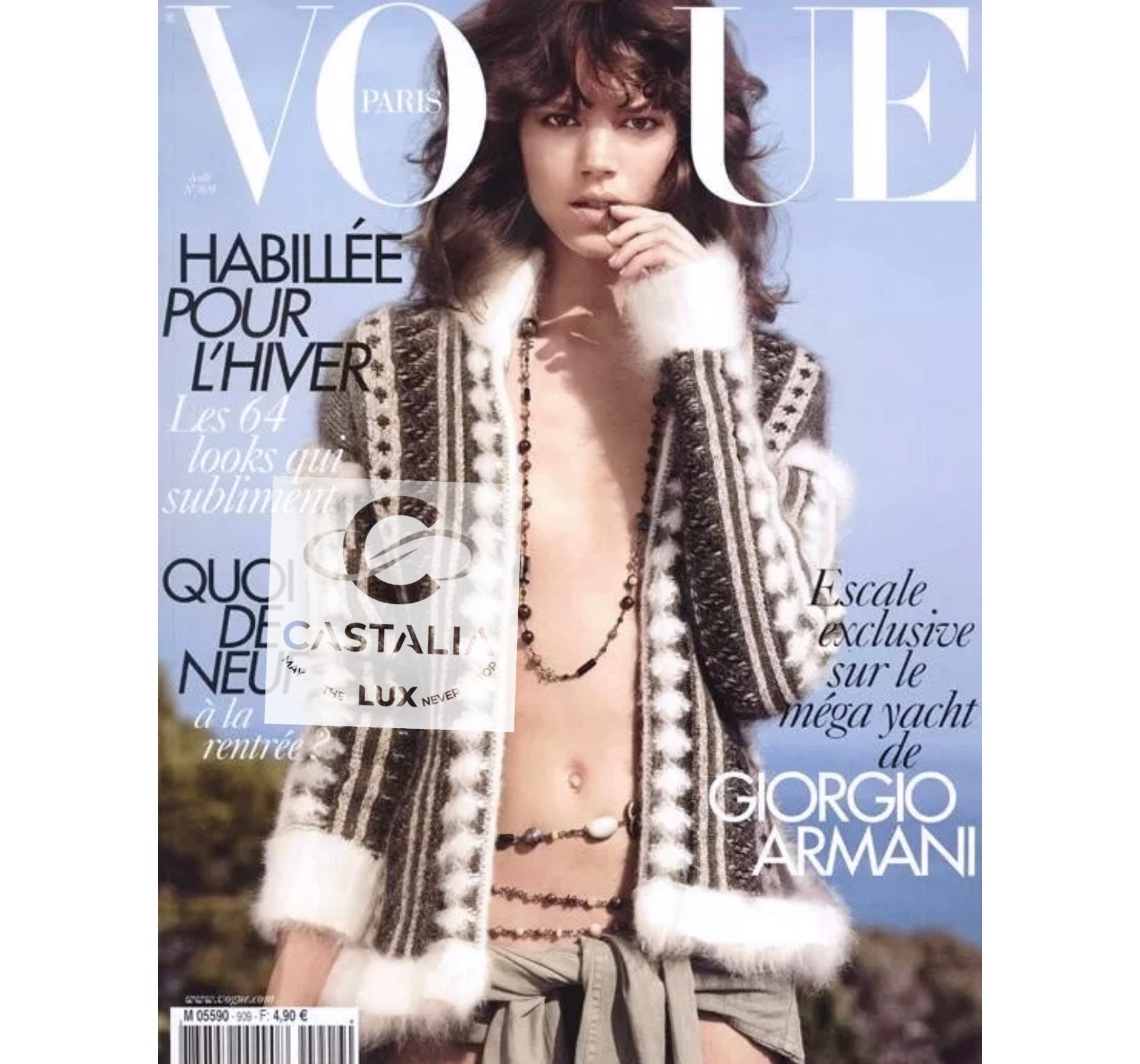 Célèbre veste Chanel en angora beige et blanc avec des accents duveteux ~ de la Collection ARCTIC ICE de Karl Lagerfeld ~ telle que vue sur la couverture de VOGUE sur le top model Freja Erichsen.
- fermeture à glissière bidirectionnelle avec logo CC