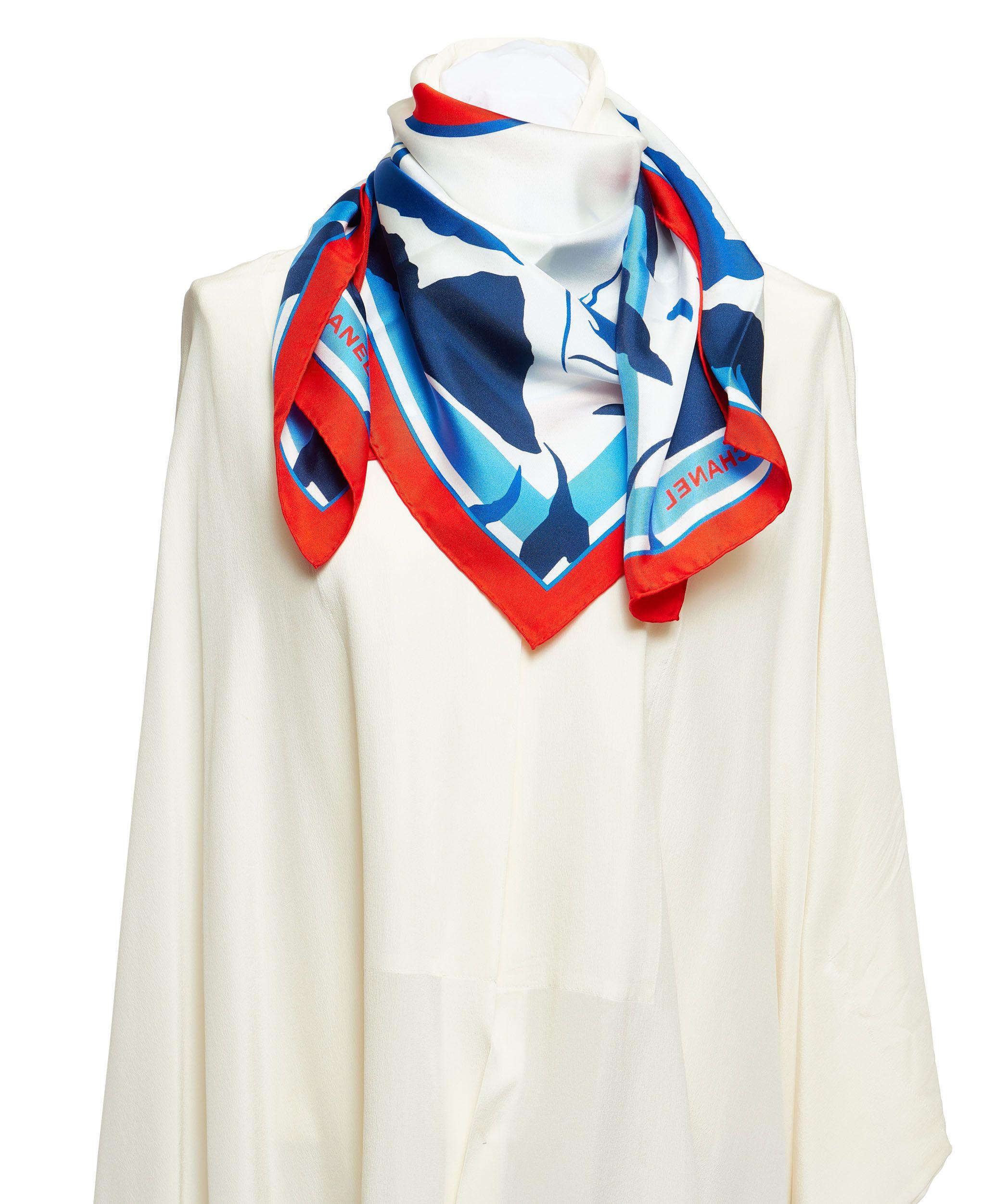 Chanel Neu Weiß und Blau Seide Rot CC Schal (Grau) im Angebot