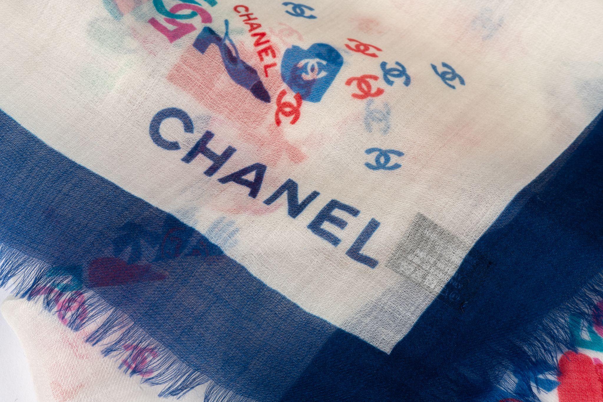 Châle en cachemire blanc et bleu neuf de Chanel Neuf - En vente à West Hollywood, CA
