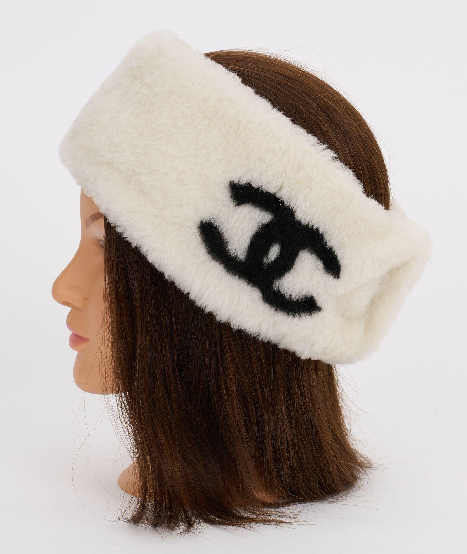 Weißes und schwarzes Chanel Stirnband aus Shearling. Das Logo 