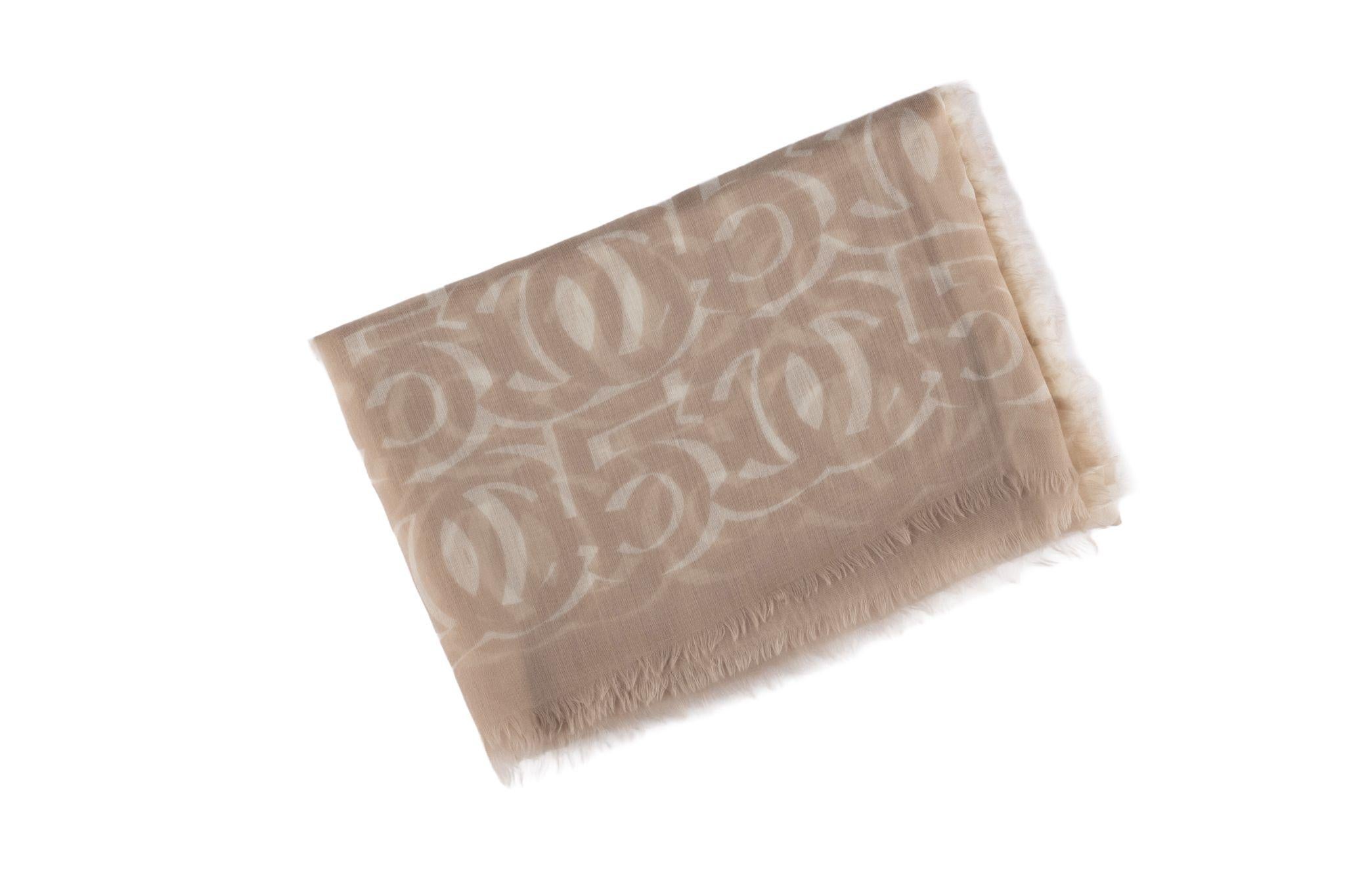 Questo Chanel White NB Logo CC Cashmere è 100% cashmere e ha un colore neutro.