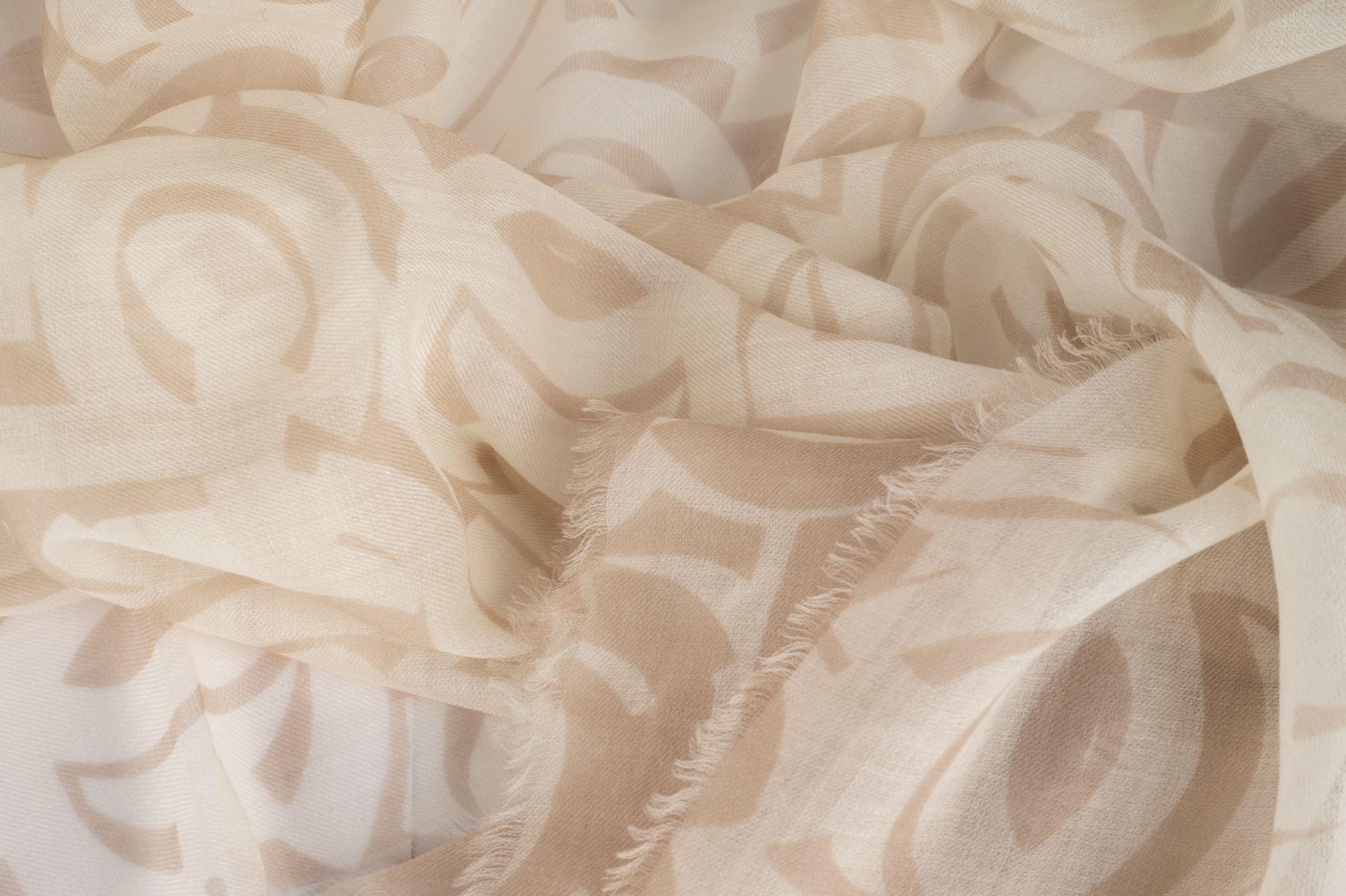 Chanel New White NB Logo CC Cashmere In condizioni Nuovo in vendita a West Hollywood, CA