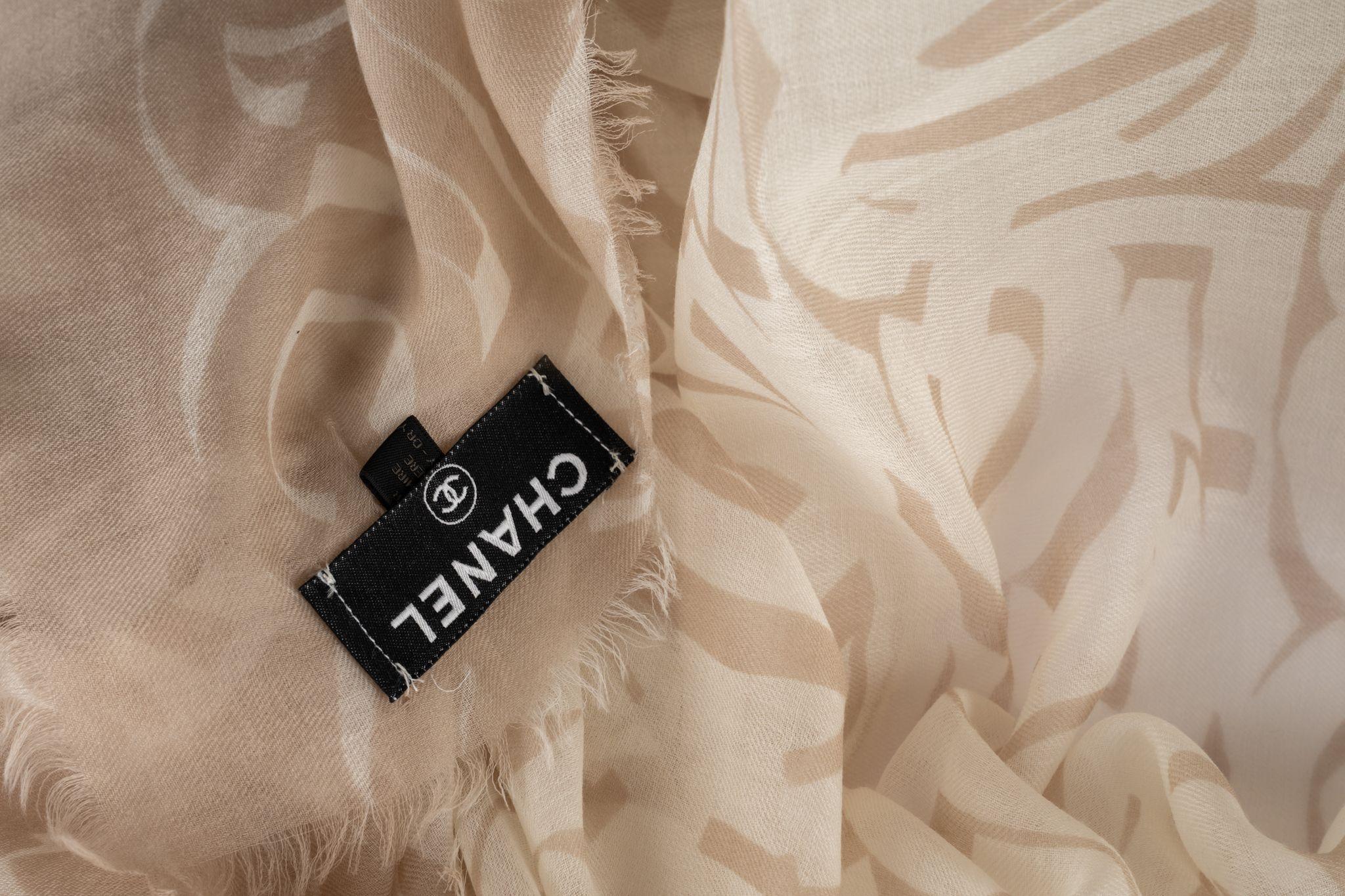 Donna Chanel New White NB Logo CC Cashmere in vendita