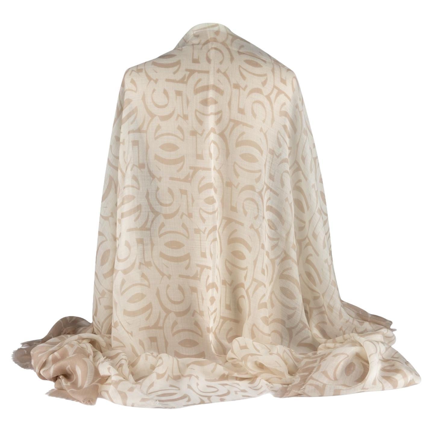 Chanel New White NB Logo CC Cashmere in vendita