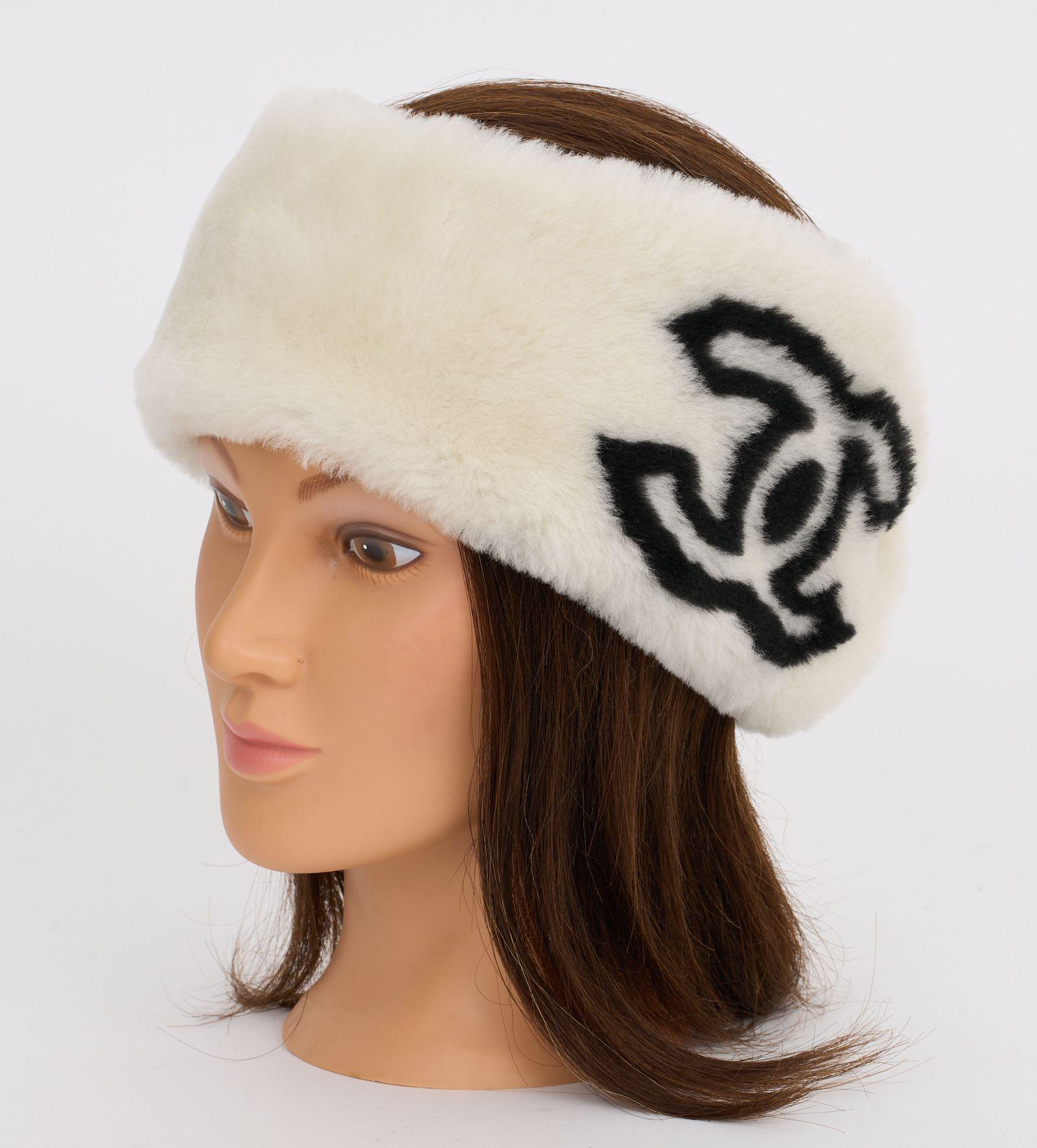 This white and black Chanel headband made out of shearling. The CC logo in black is featured on both sides of the band. The perfect pieces for your next ski vacation. Brand new in unused condition.