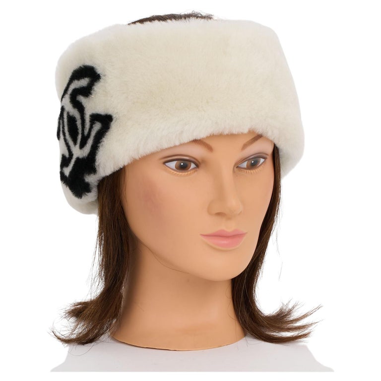 Chanel New White Shearling Logo Headband For Sale at 1stDibs display picture 1