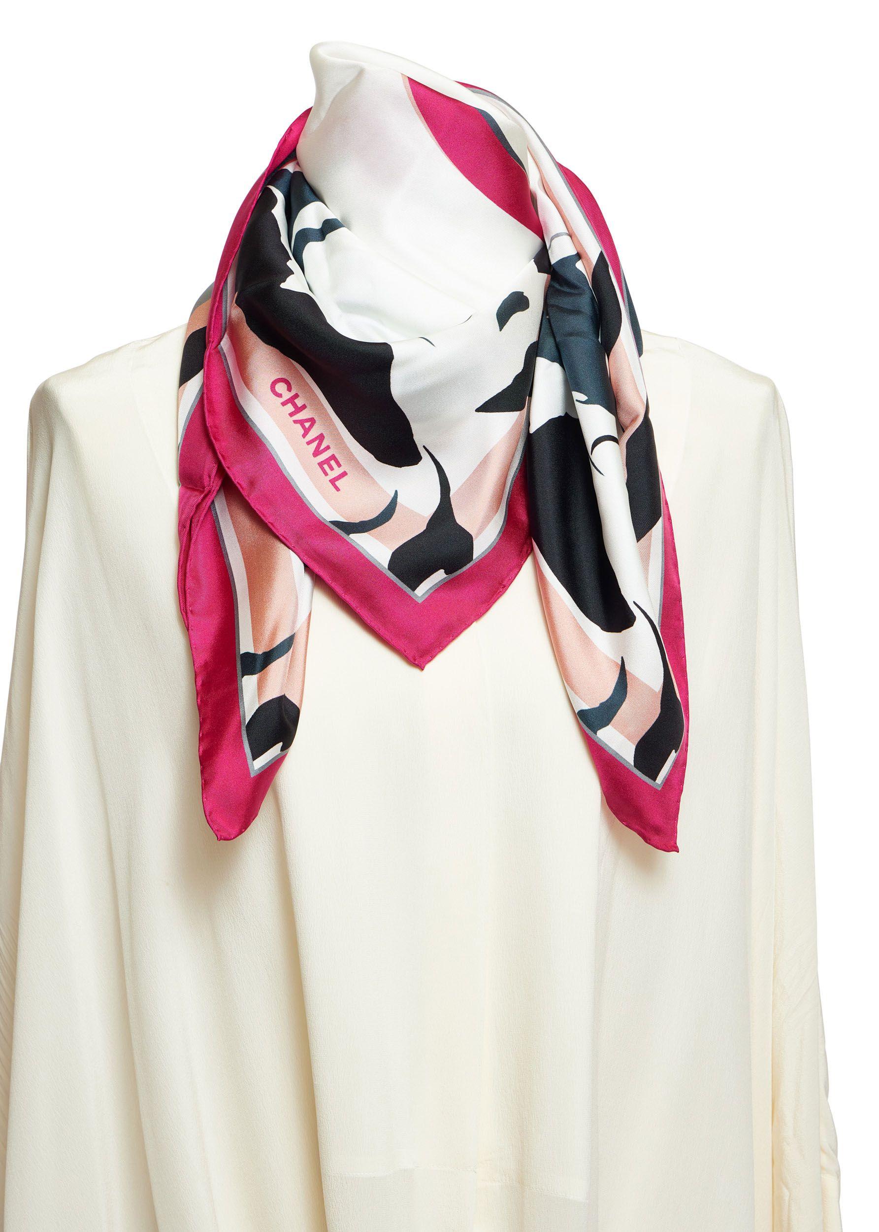 Rose Chanel - Écharpe en soie blanche « Fuchsia Mountains » avec logo CC, état neuf en vente