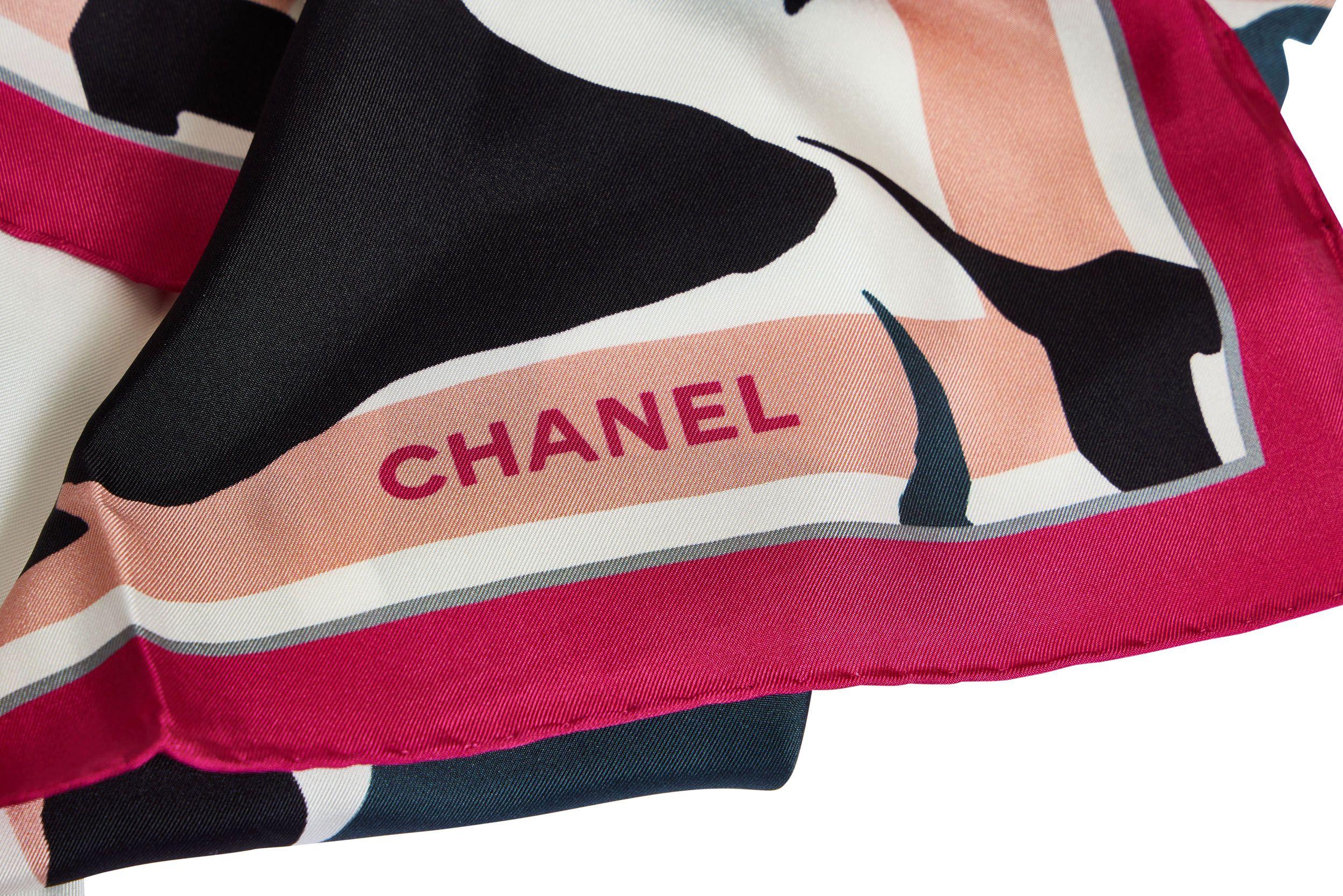 Chanel - Écharpe en soie blanche « Fuchsia Mountains » avec logo CC, état neuf Neuf - En vente à West Hollywood, CA