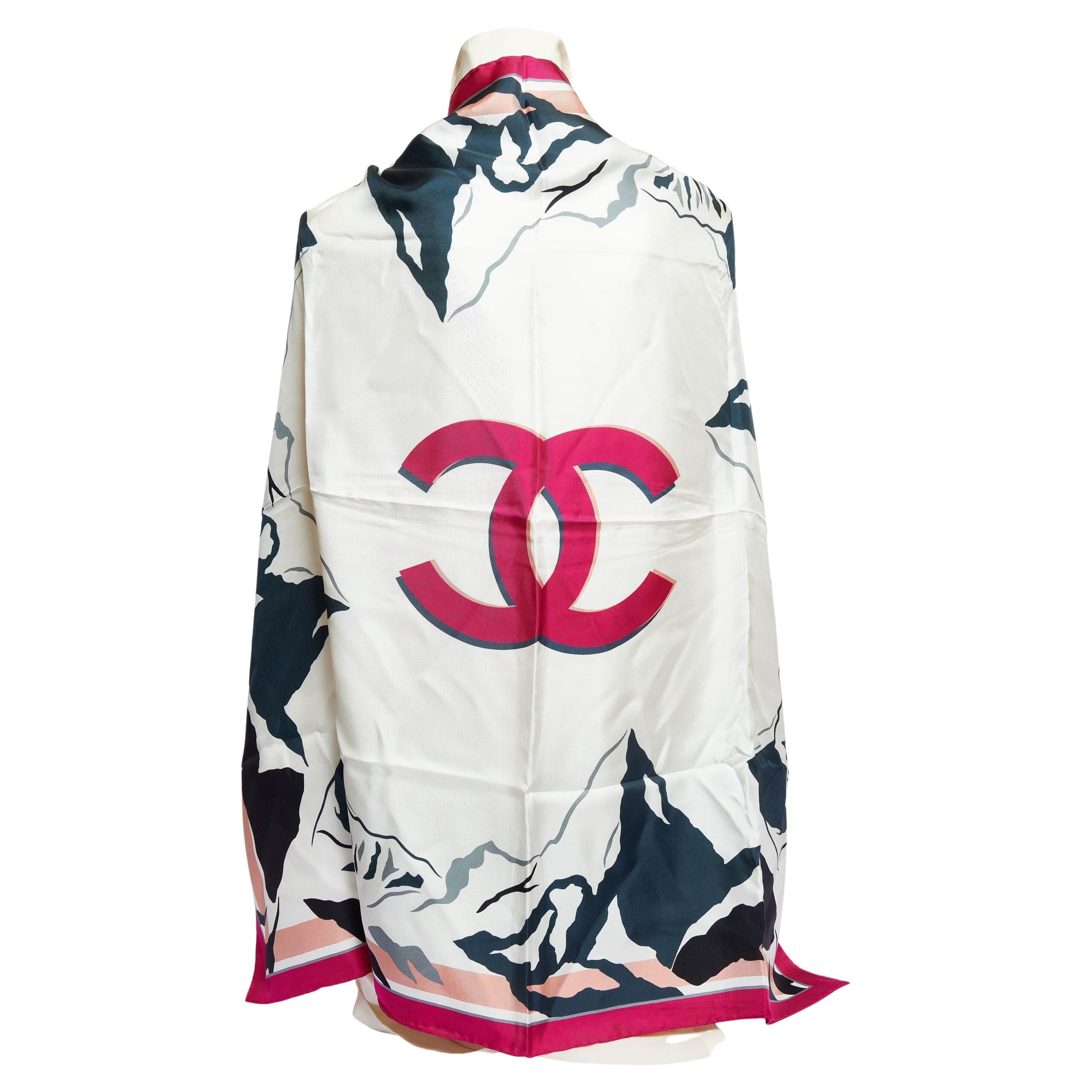 Chanel - Écharpe en soie blanche « Fuchsia Mountains » avec logo CC, état neuf en vente