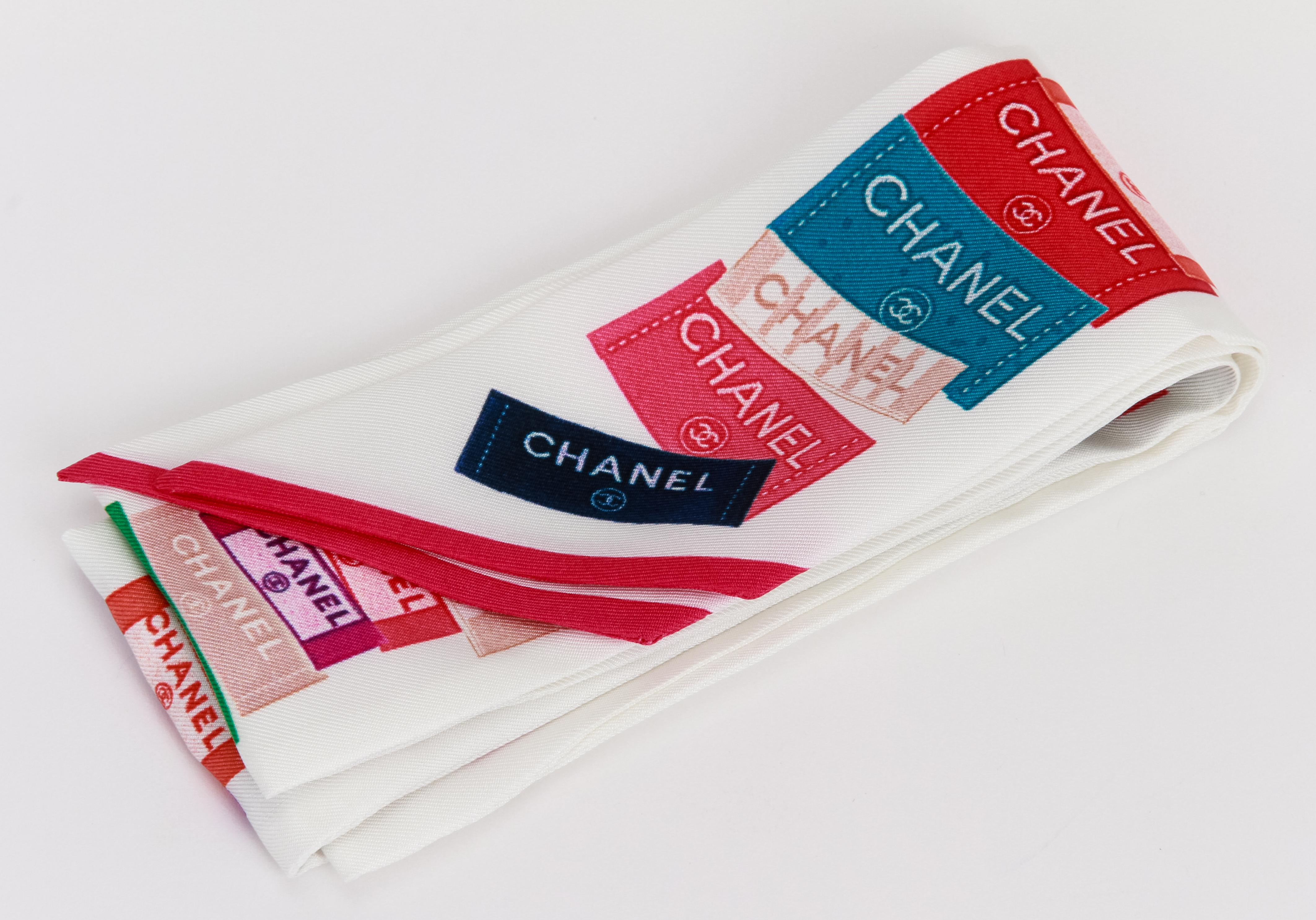 Nuovo twilly di seta bianco di Chanel con etichette multicolore. Mancano l'etichetta e il cartellino.