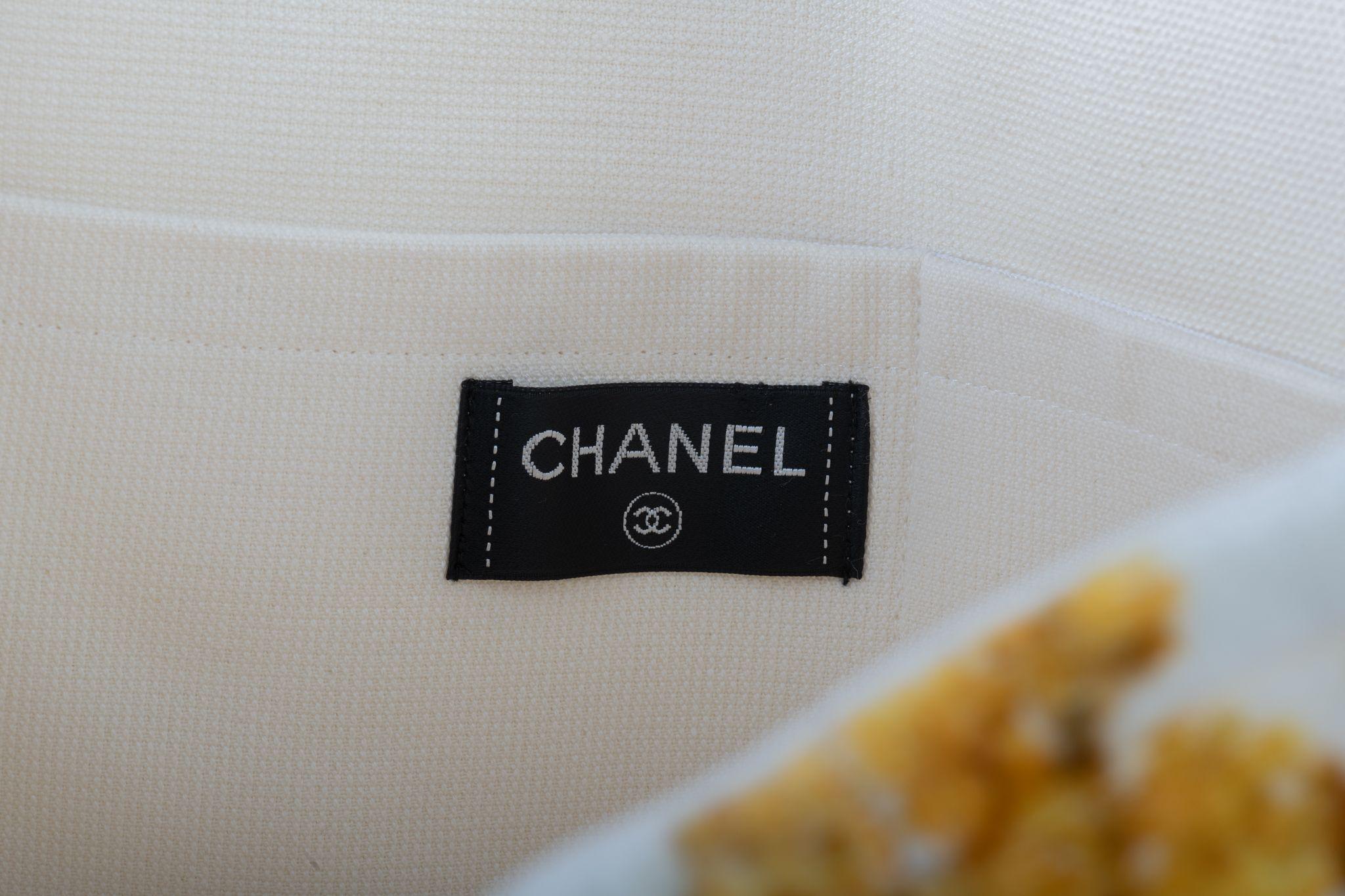 Chanel Paris Grèce 2017 Resort collection sac de plage en tissu éponge. Blanc et or. 2 petites poches intérieures. Hauteur de la poignée : 7,5