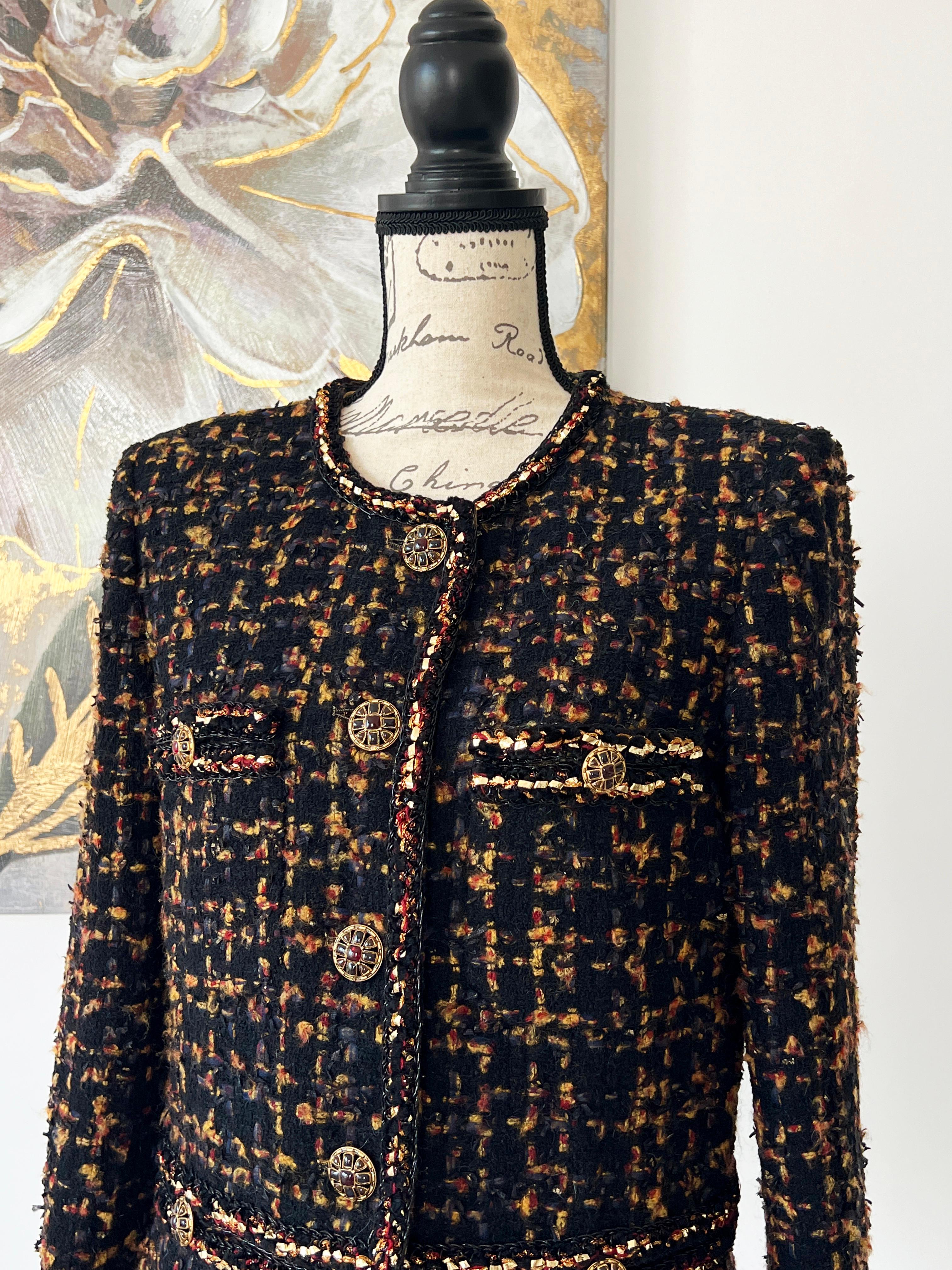 Unmöglich, das irgendwo auf der Welt zu finden!
Meistgesuchte schwarze Tweedjacke von Chanel aus der Pre-Fall 2019,
Paris / New-York Metiers d'Art Collection - die allerletzte Metiers Collection von Karl Lagerfeld.
Ein wahres Kunstwerk, das von den