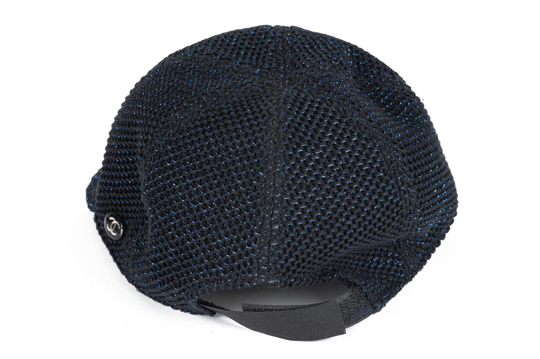 Cappello da baseball Chanel nuovo di medie dimensioni, nero con lurex blu. Cinturino in velcro regolabile, viene fornito con la scatola originale.