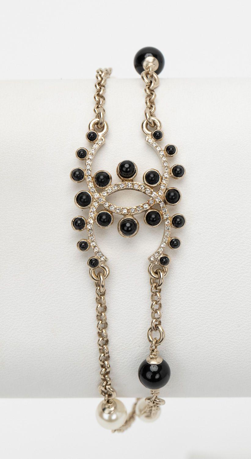 Bracciale Chanel NIB in oro champagne con gripoix nero e strass In condizioni Nuovo in vendita a West Hollywood, CA