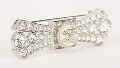 Broche Chanel avec logo en cristal, dans son coffret argenté, neuve dans son emballage d'origine