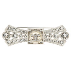Broche Chanel avec logo en cristal, dans son coffret argenté, neuve dans son emballage d'origine