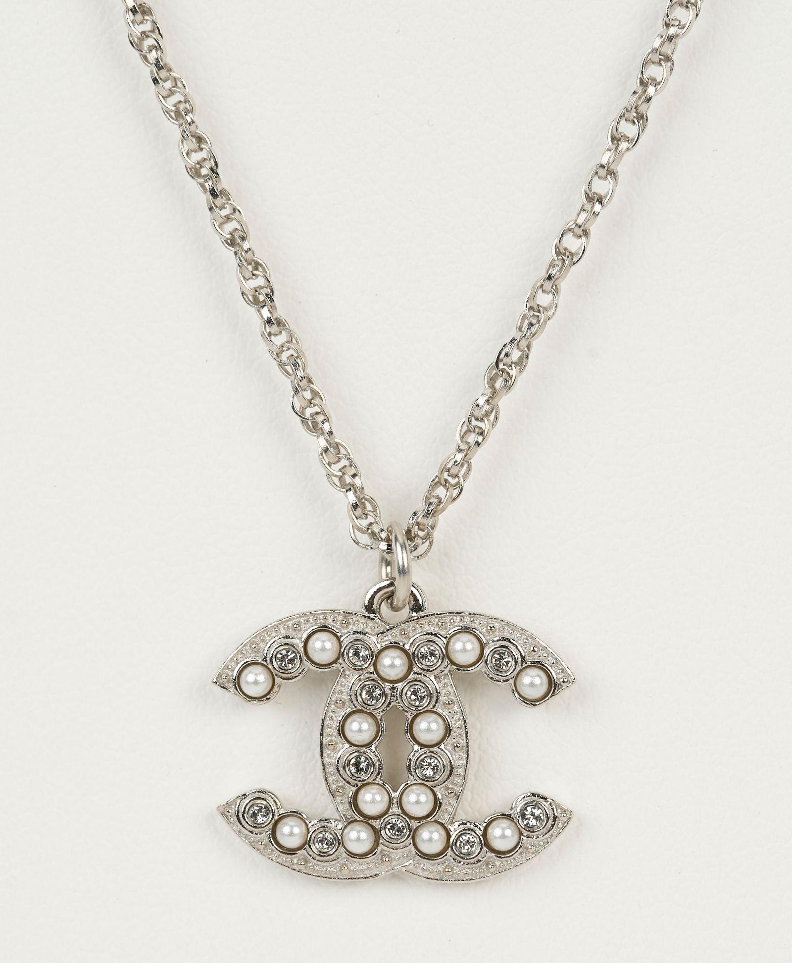 Chanel nuova in scatola delicata collana in tonalità argento con ciondolo di perle cc e perla posteriore. 
Lunghezza massima 23,5. Viene fornito con libretto e nastro.