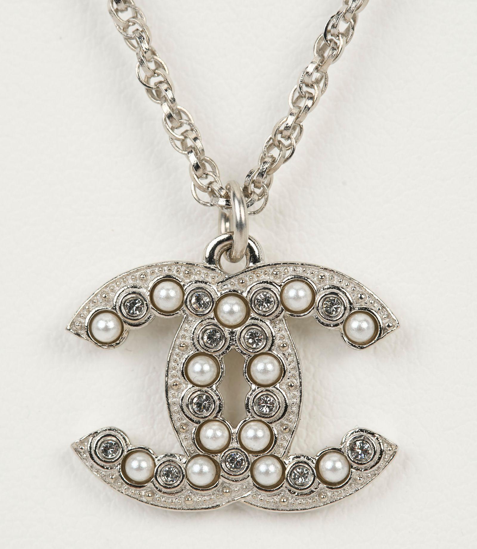 Taglio rotondo Collana con ciondolo Chanel NIB Silver CC in vendita