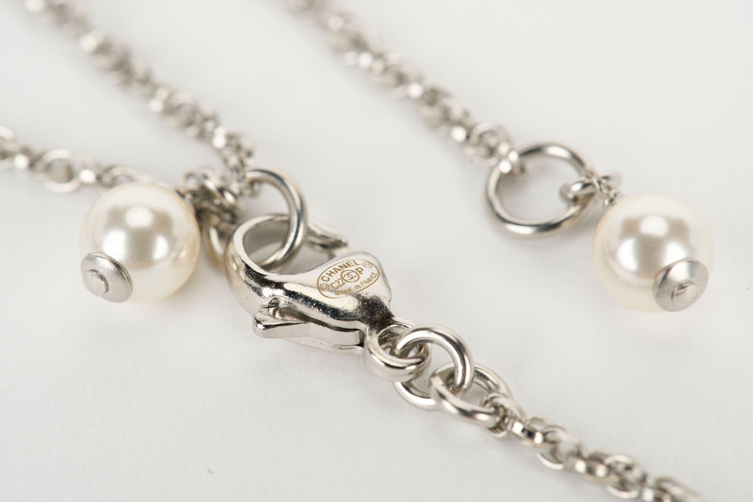 Collana con ciondolo Chanel NIB Silver CC in vendita 1