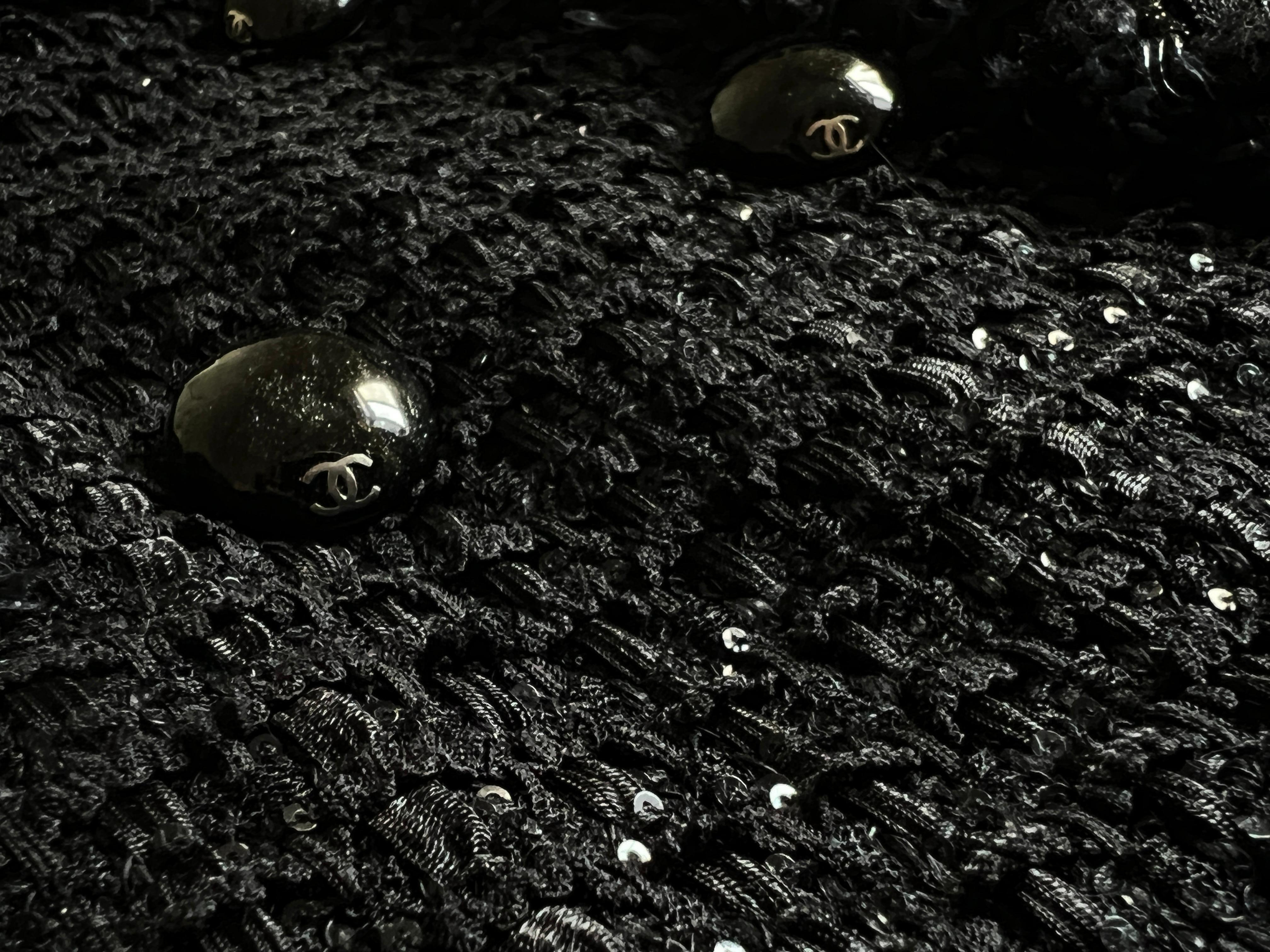 Chanel - Nicola Peltz - Veste en tweed noir à boutons CC en vente 6