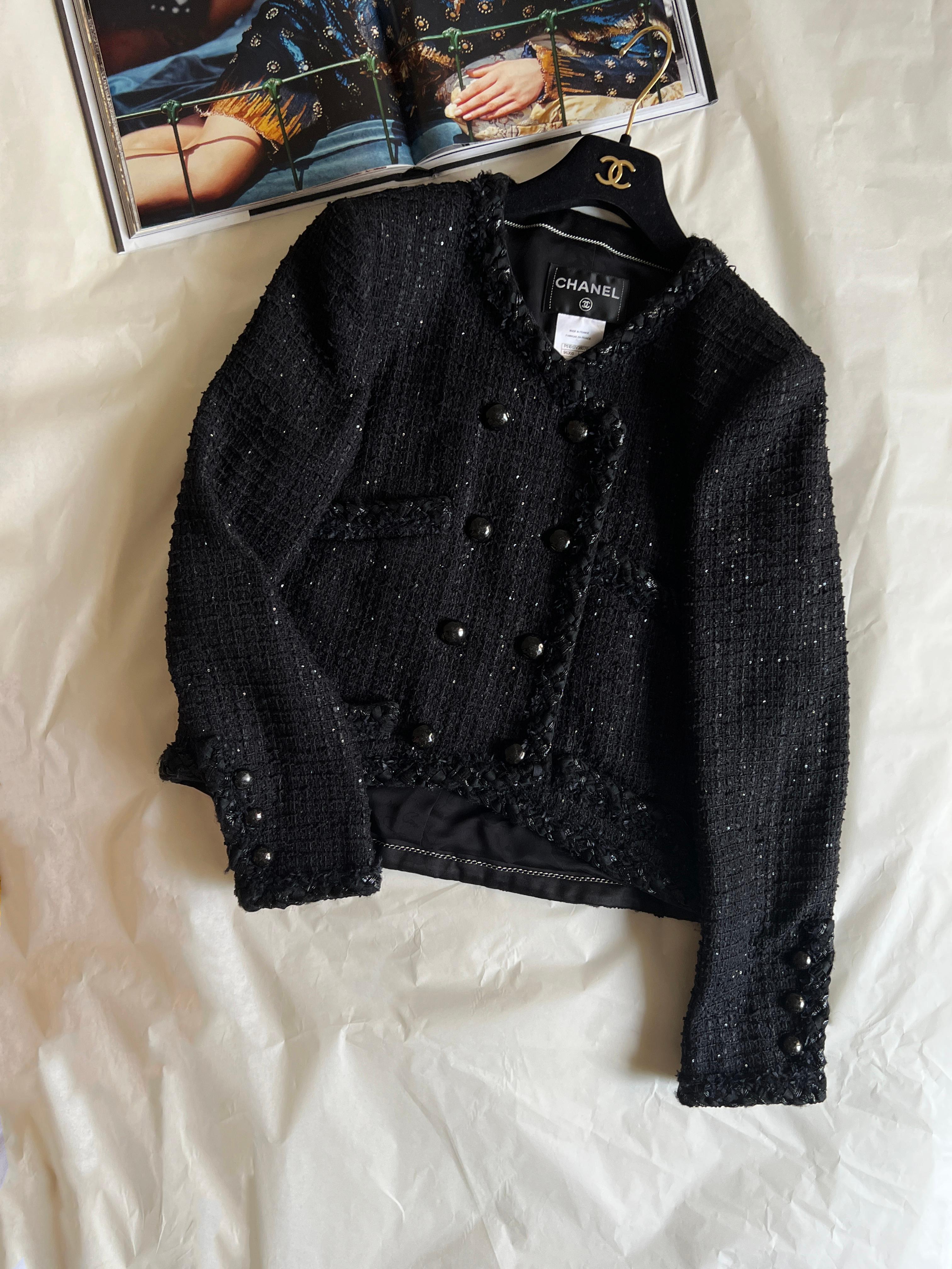 Chanel - Nicola Peltz - Veste en tweed noir à boutons CC en vente 7