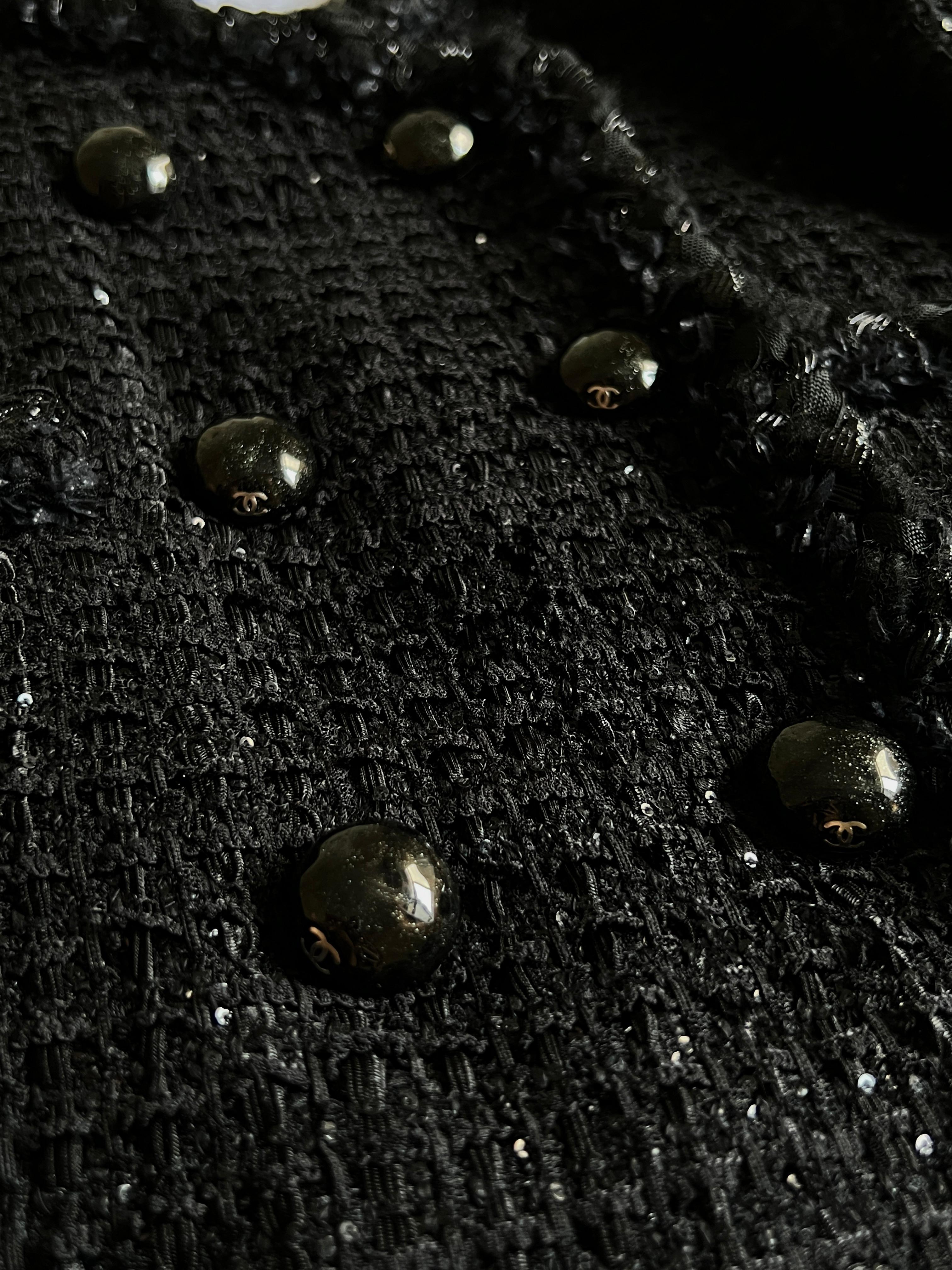 Chanel Nicola Peltz CC Jacke aus schwarzem Tweed mit Knöpfen im Angebot 8