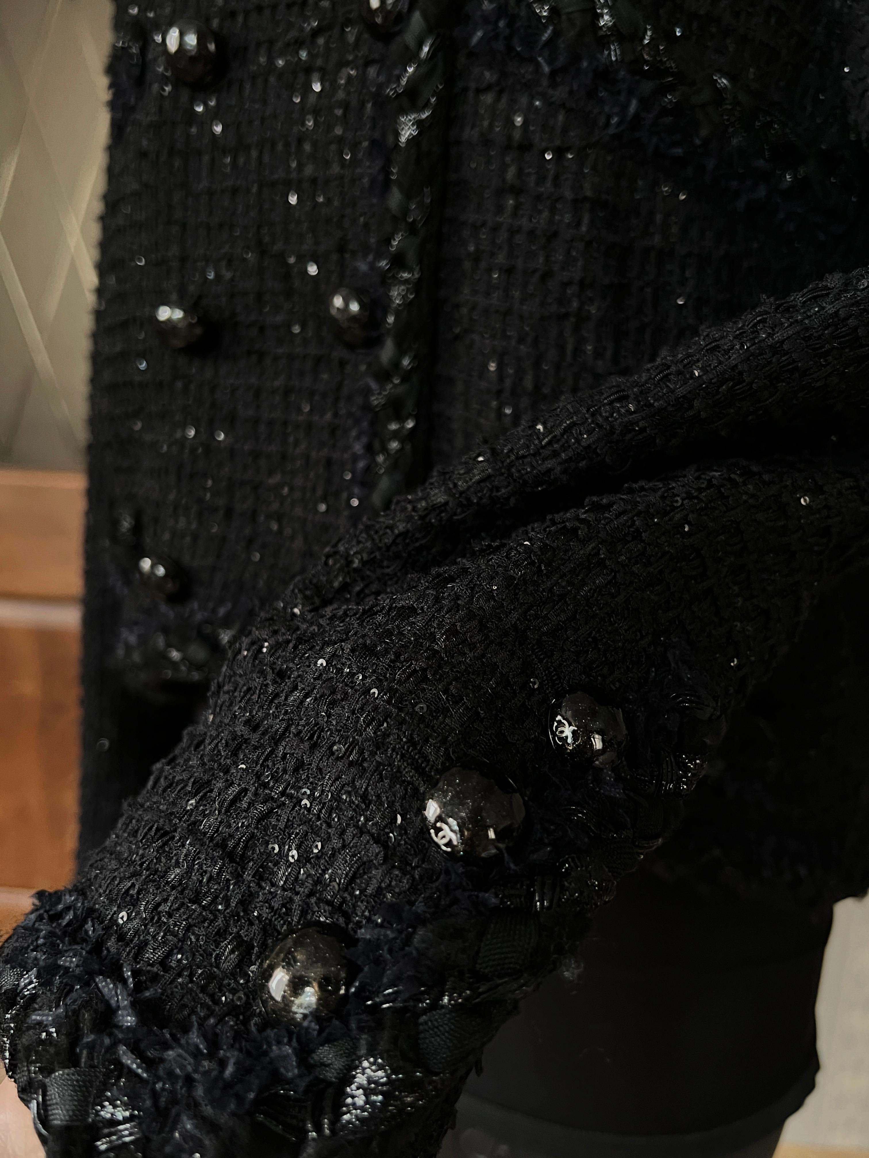 Chanel - Nicola Peltz - Veste en tweed noir à boutons CC en vente 9