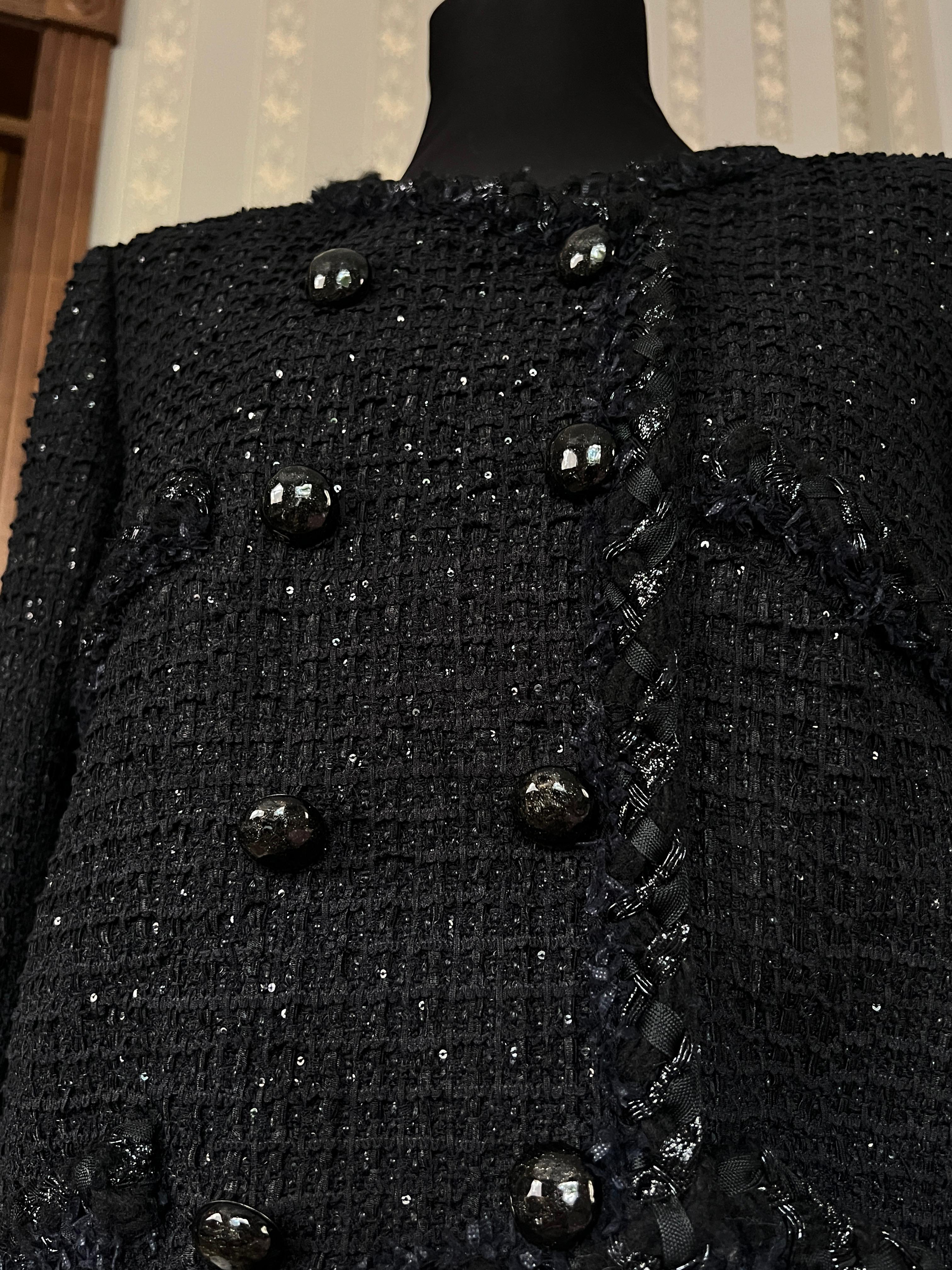 Chanel - Nicola Peltz - Veste en tweed noir à boutons CC en vente 10