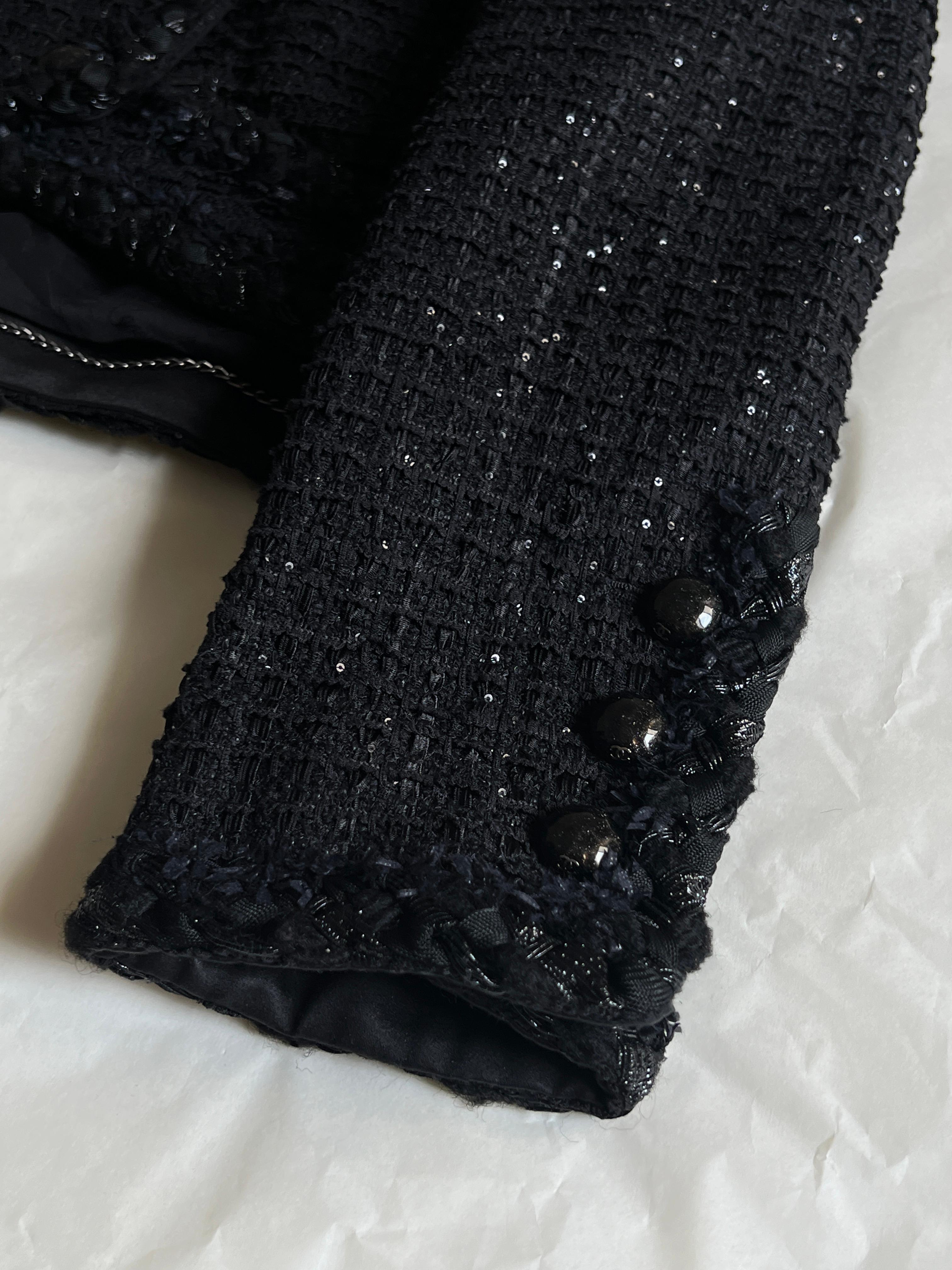 Chanel - Nicola Peltz - Veste en tweed noir à boutons CC en vente 11