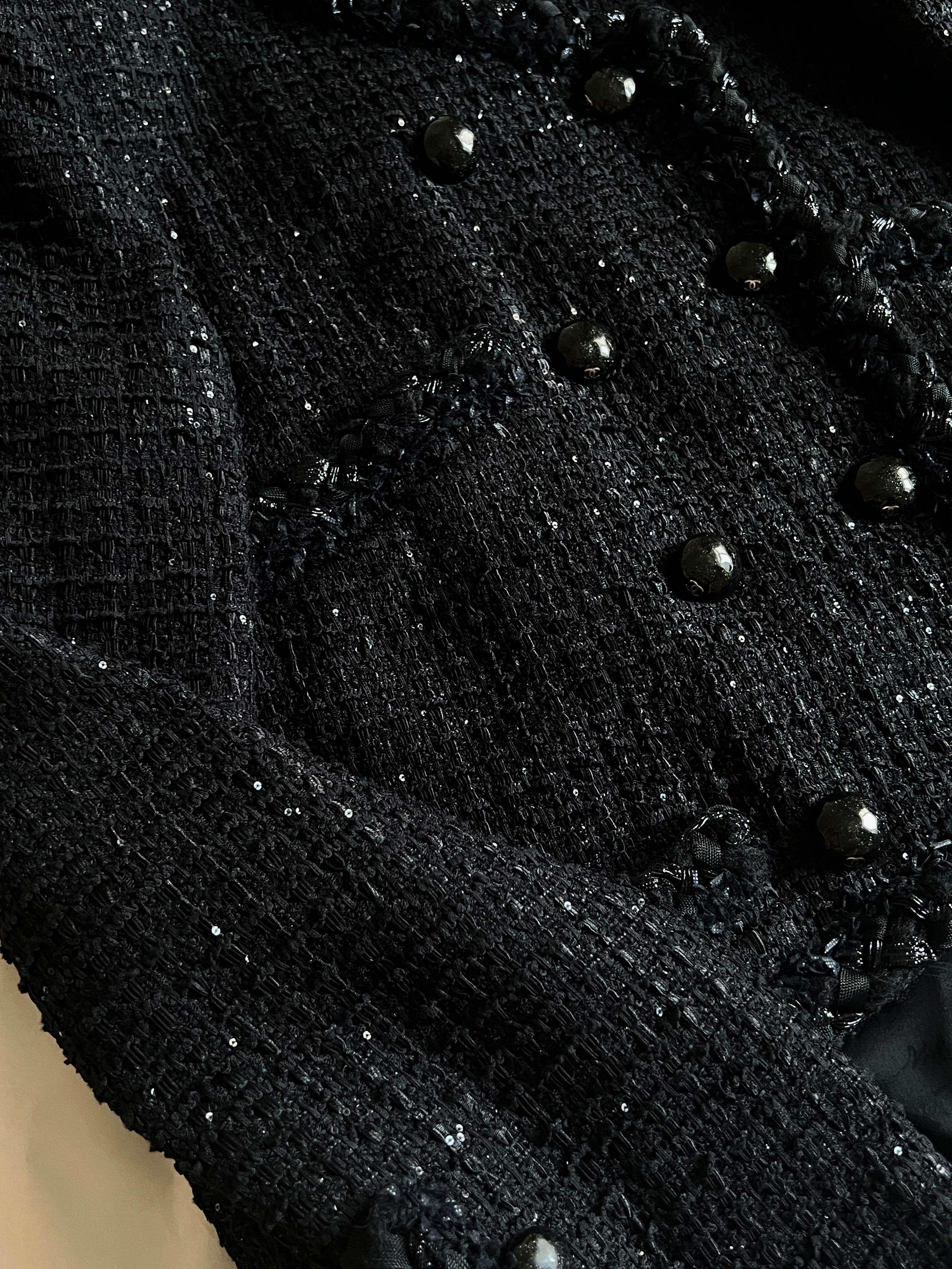 Chanel Nicola Peltz CC Jacke aus schwarzem Tweed mit Knöpfen im Angebot 12
