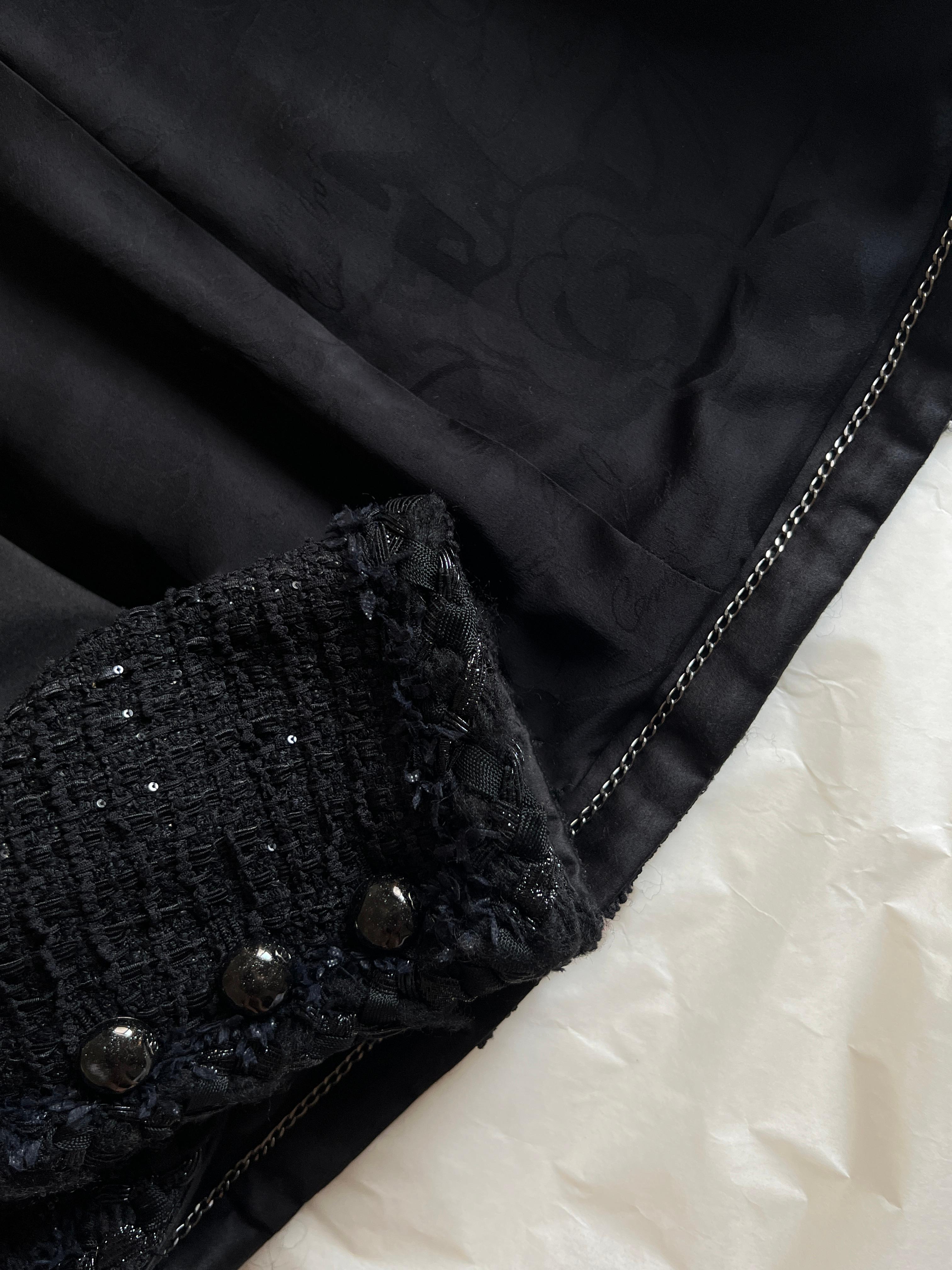 Chanel - Nicola Peltz - Veste en tweed noir à boutons CC en vente 14