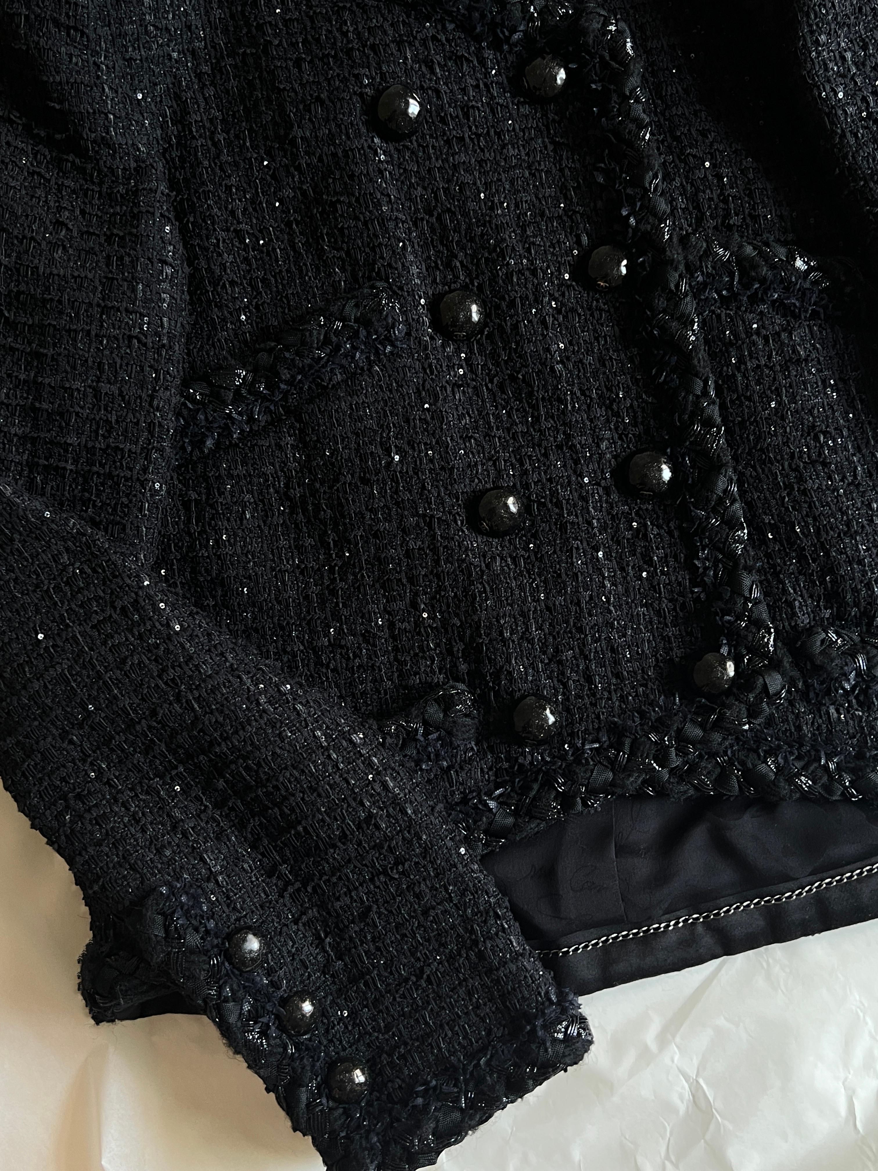 Chanel - Nicola Peltz - Veste en tweed noir à boutons CC en vente 15