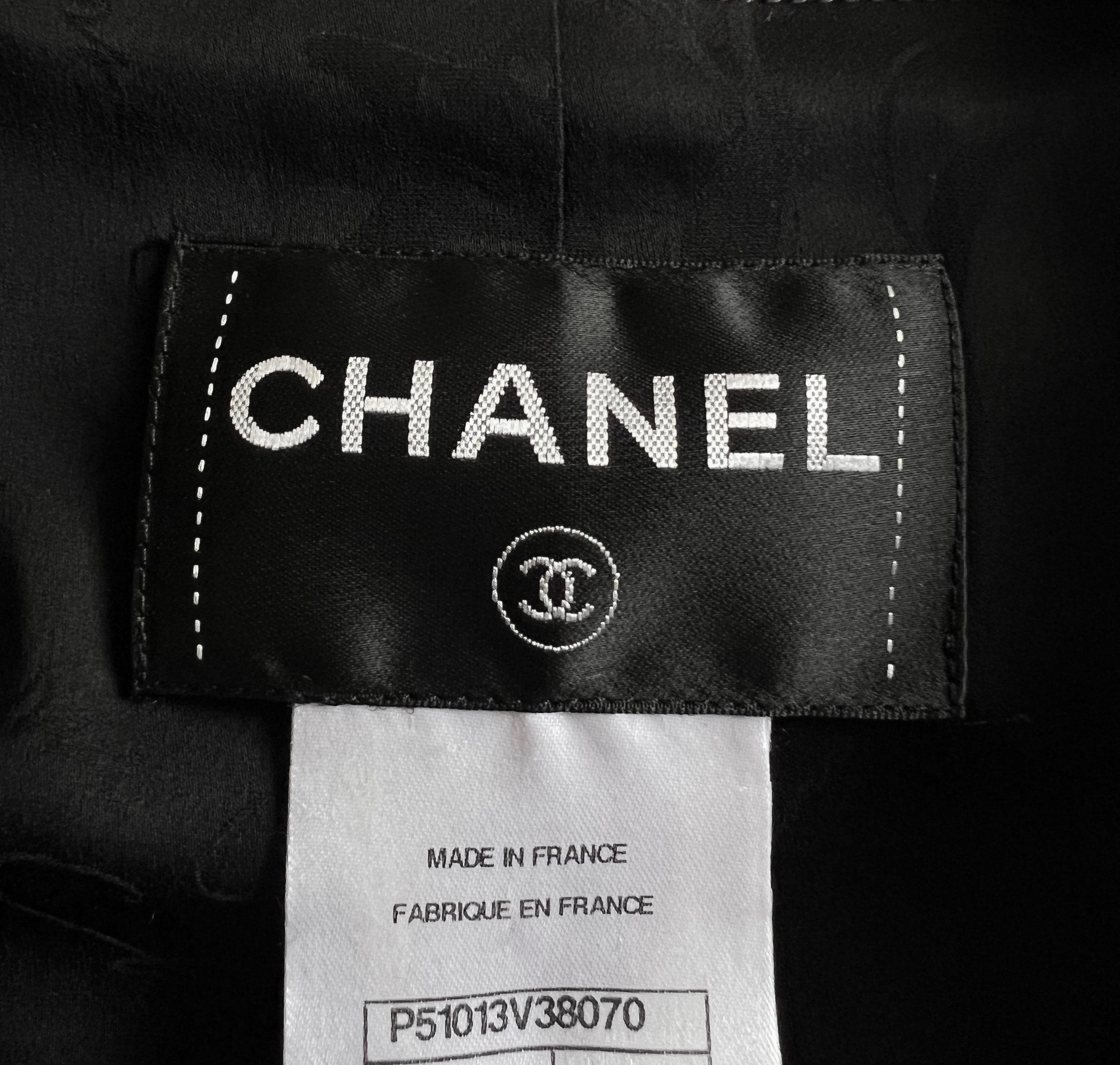 Chanel - Nicola Peltz - Veste en tweed noir à boutons CC en vente 16