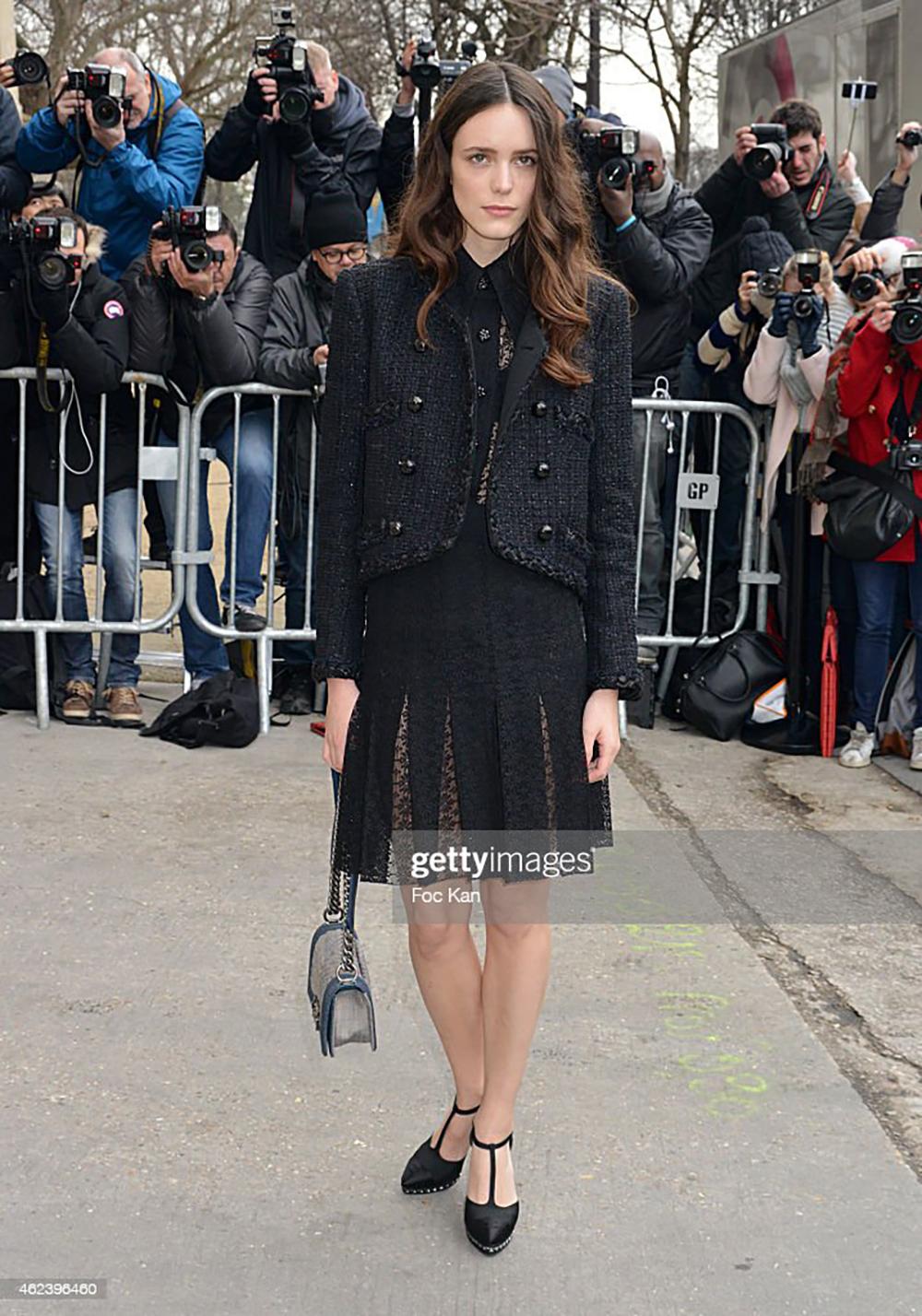 Chanel - Nicola Peltz - Veste en tweed noir à boutons CC en vente 1