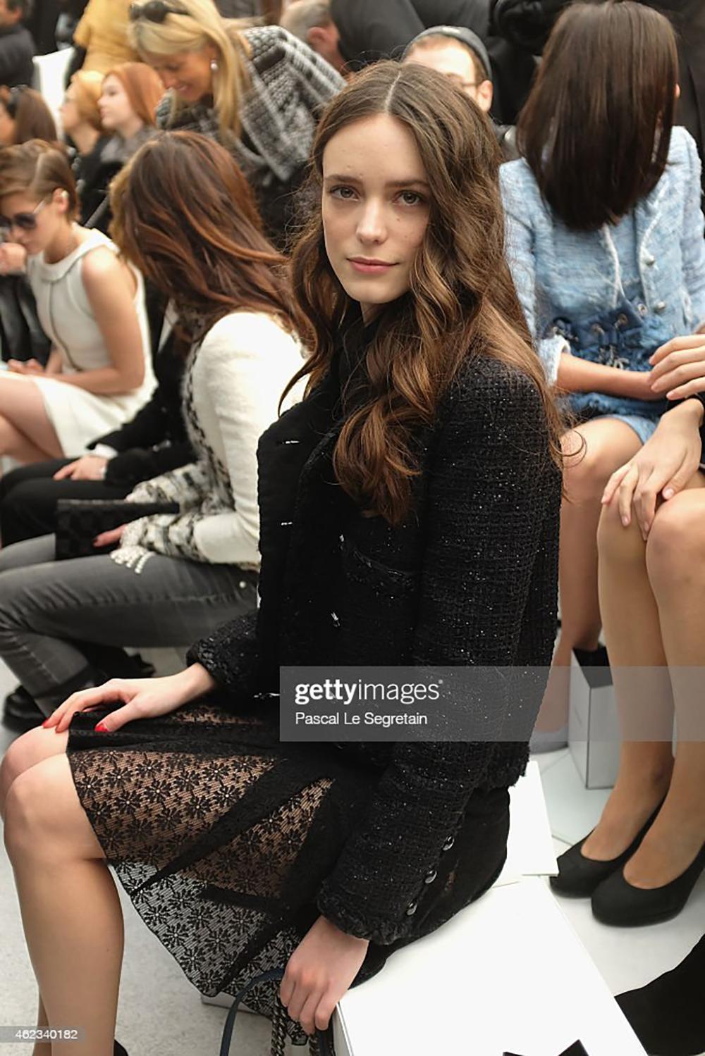 Chanel - Nicola Peltz - Veste en tweed noir à boutons CC en vente 2