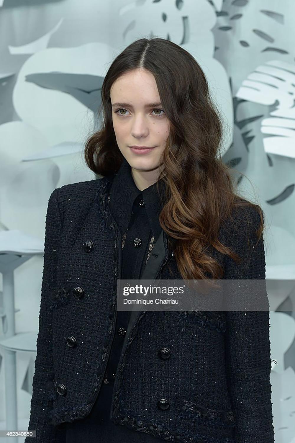Chanel - Nicola Peltz - Veste en tweed noir à boutons CC en vente 3