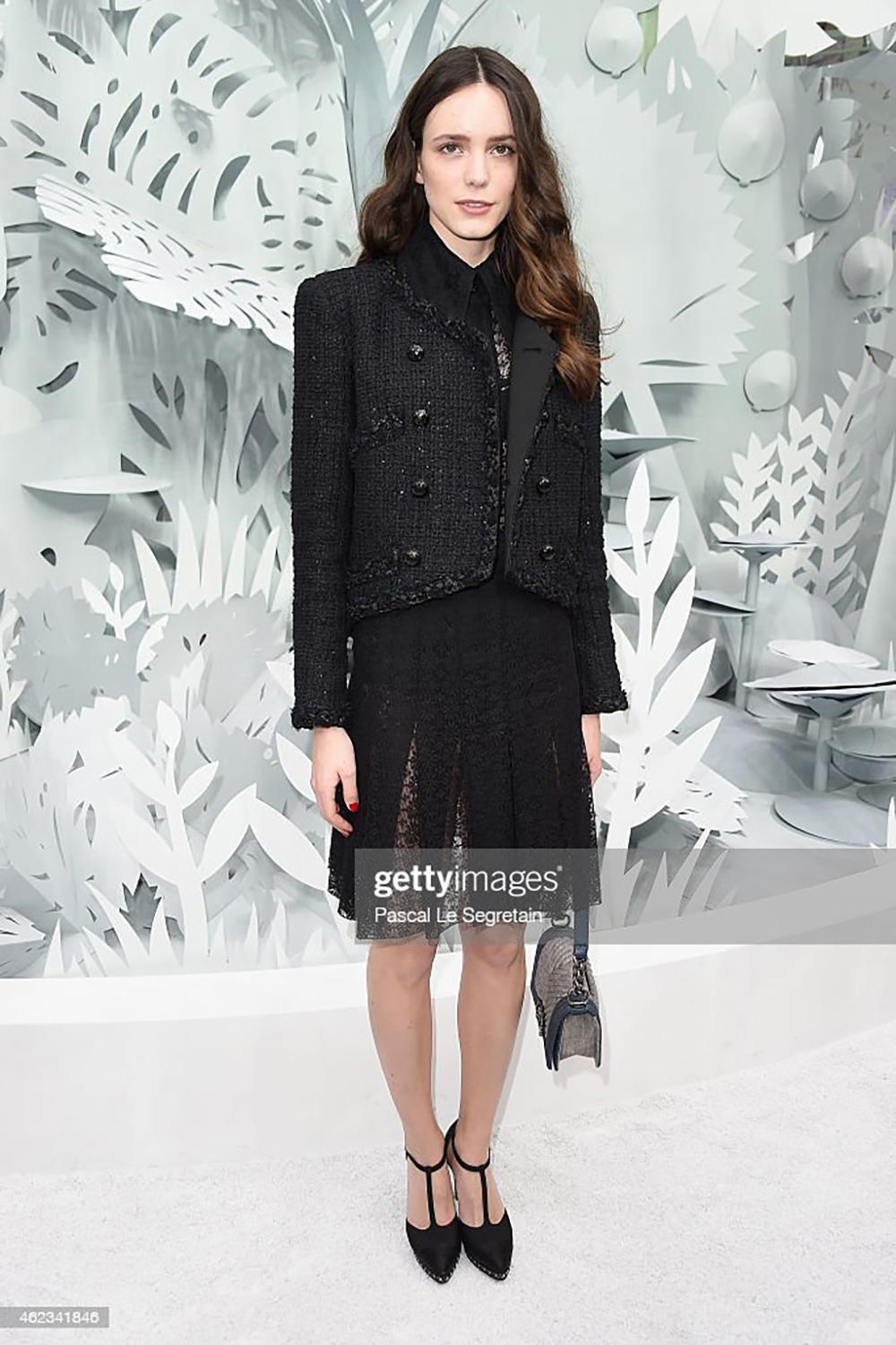 Chanel - Nicola Peltz - Veste en tweed noir à boutons CC en vente 4